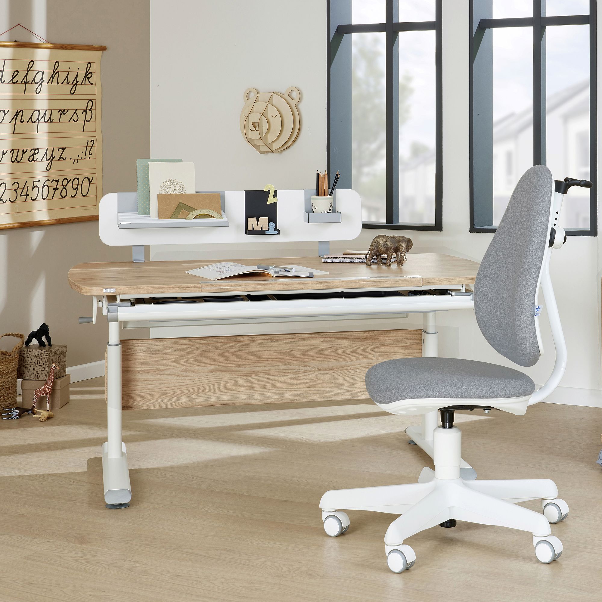 Schülerschreibtisch Diego Curved 120 x 70 cm, Eiche Montana Modern childrens study desk and chair set in a bright, organized room.