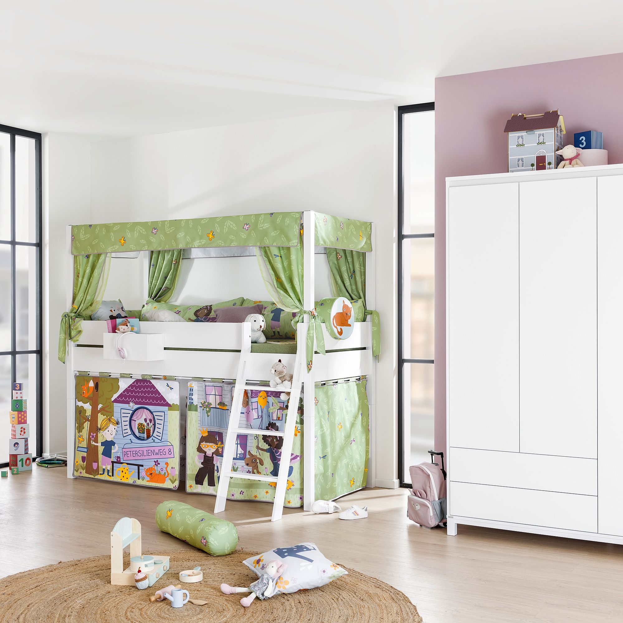 Etagenbett für Kinder mit grünen Vorhängen und auf dem Boden verstreutem Spielzeug.