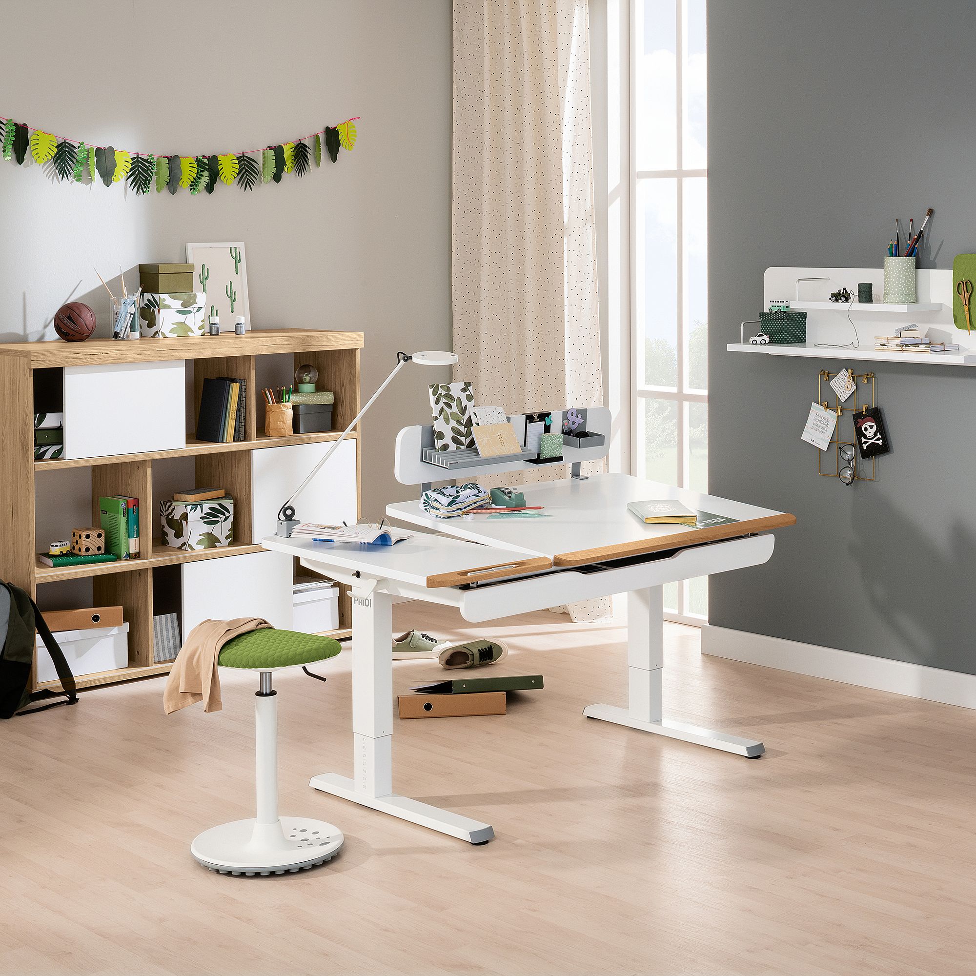 Ein modernes, helles Arbeitszimmer mit Schreibtisch, Stuhl, Regalen und farbenfroher Einrichtung.