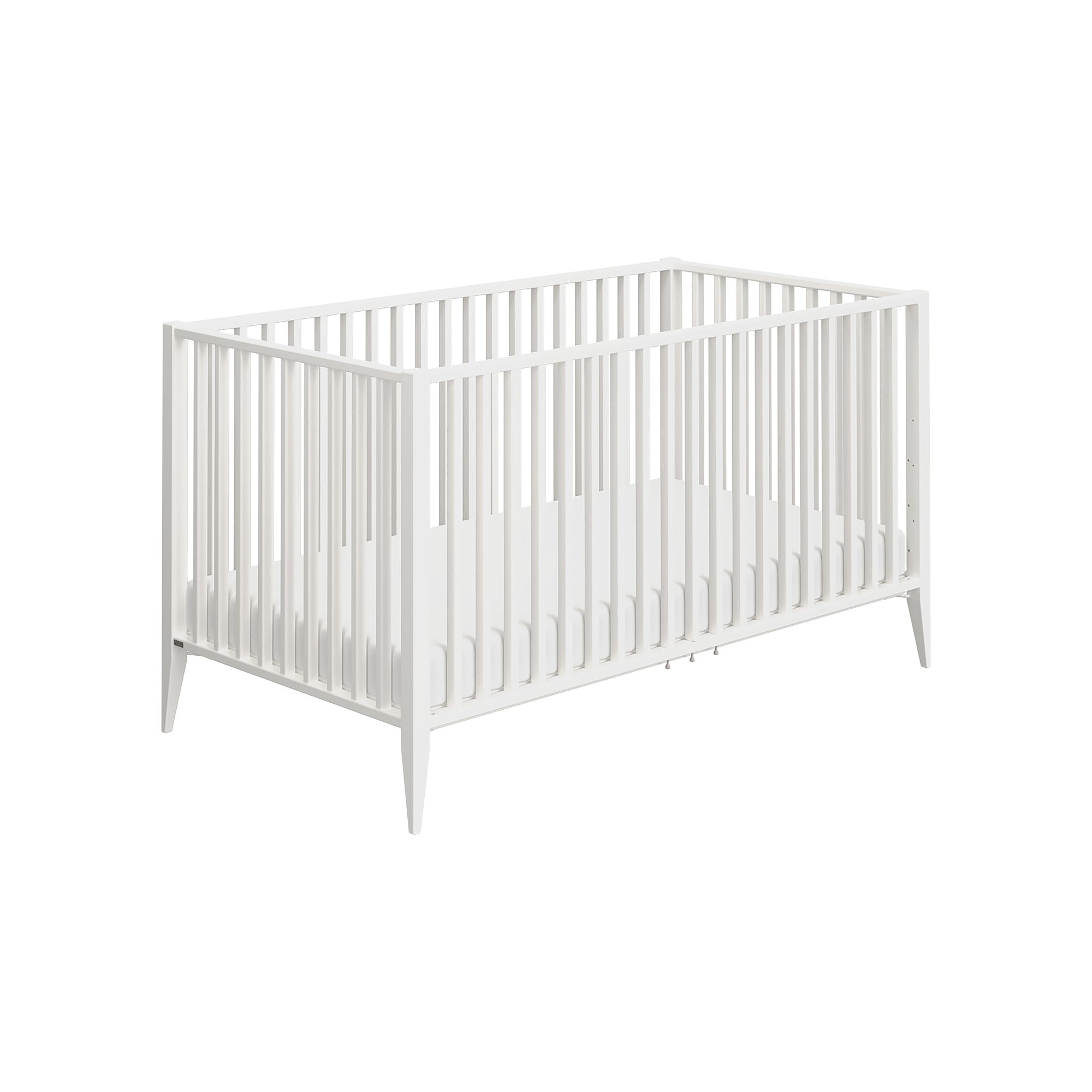 Weißes Babybett aus Holz mit Lattenrost und abgewinkelten Beinen auf weißem Hintergrund.