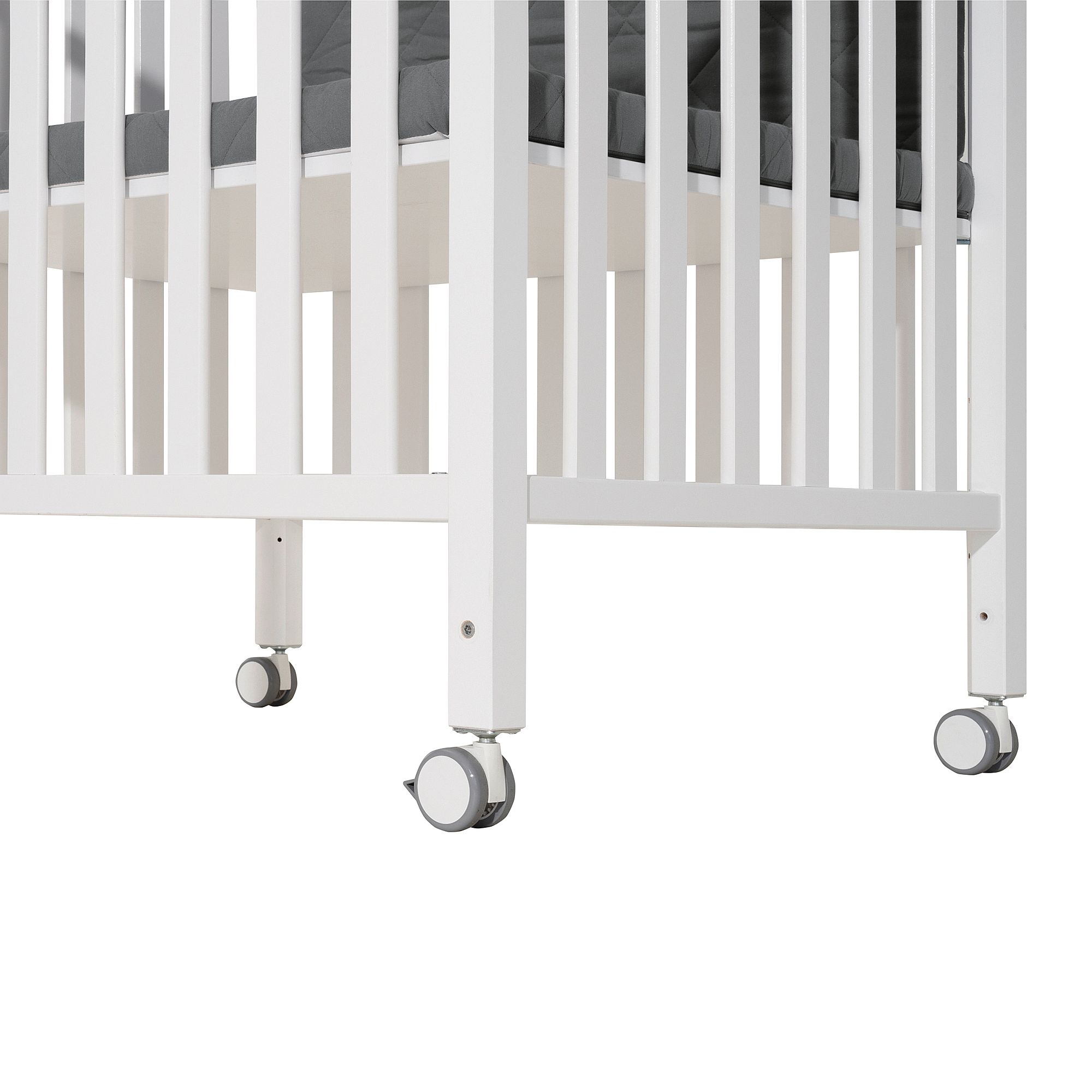 Weißes Kinderbett mit grauem Bettzeug und vier Rädern auf weißem Hintergrund.