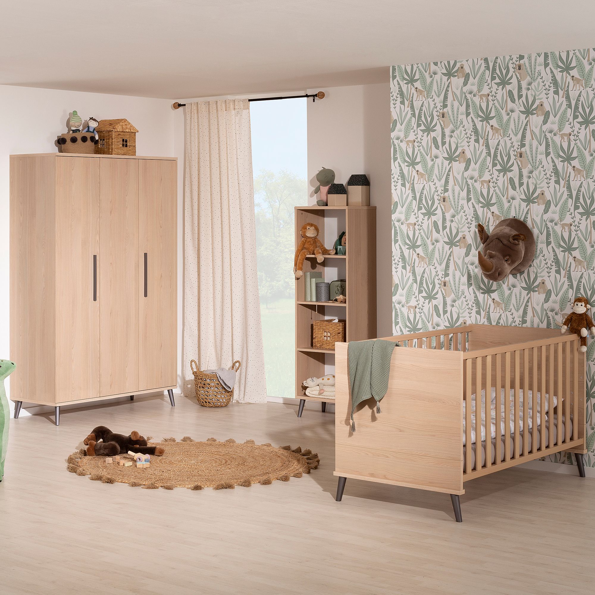 Modernes Kinderzimmer mit Holzmöbeln, Tierdekor und Blatttapete als Akzentwand.