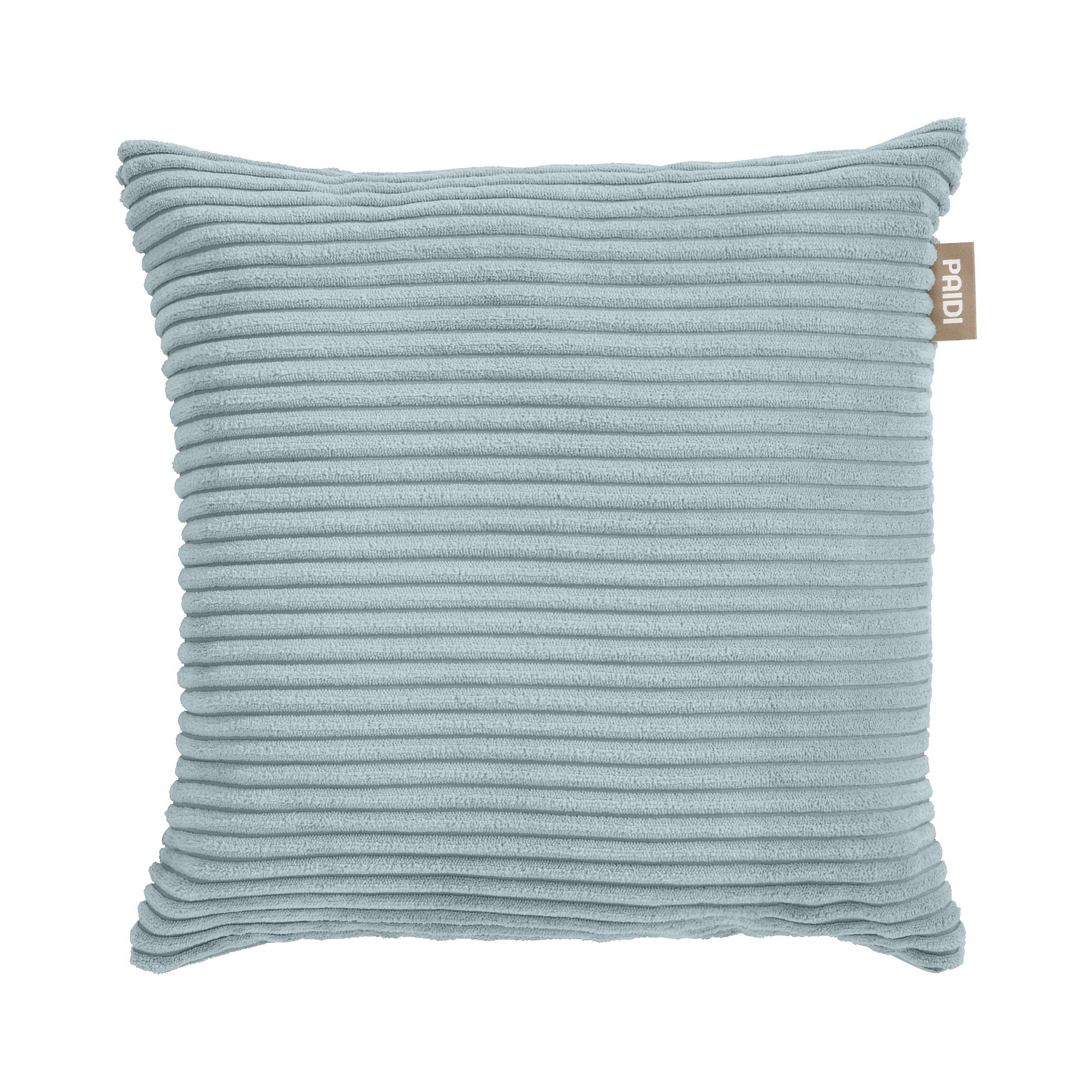 Hellblaues Kordkissen mit horizontalen Rillen und einem braunen Stoffanhänger.