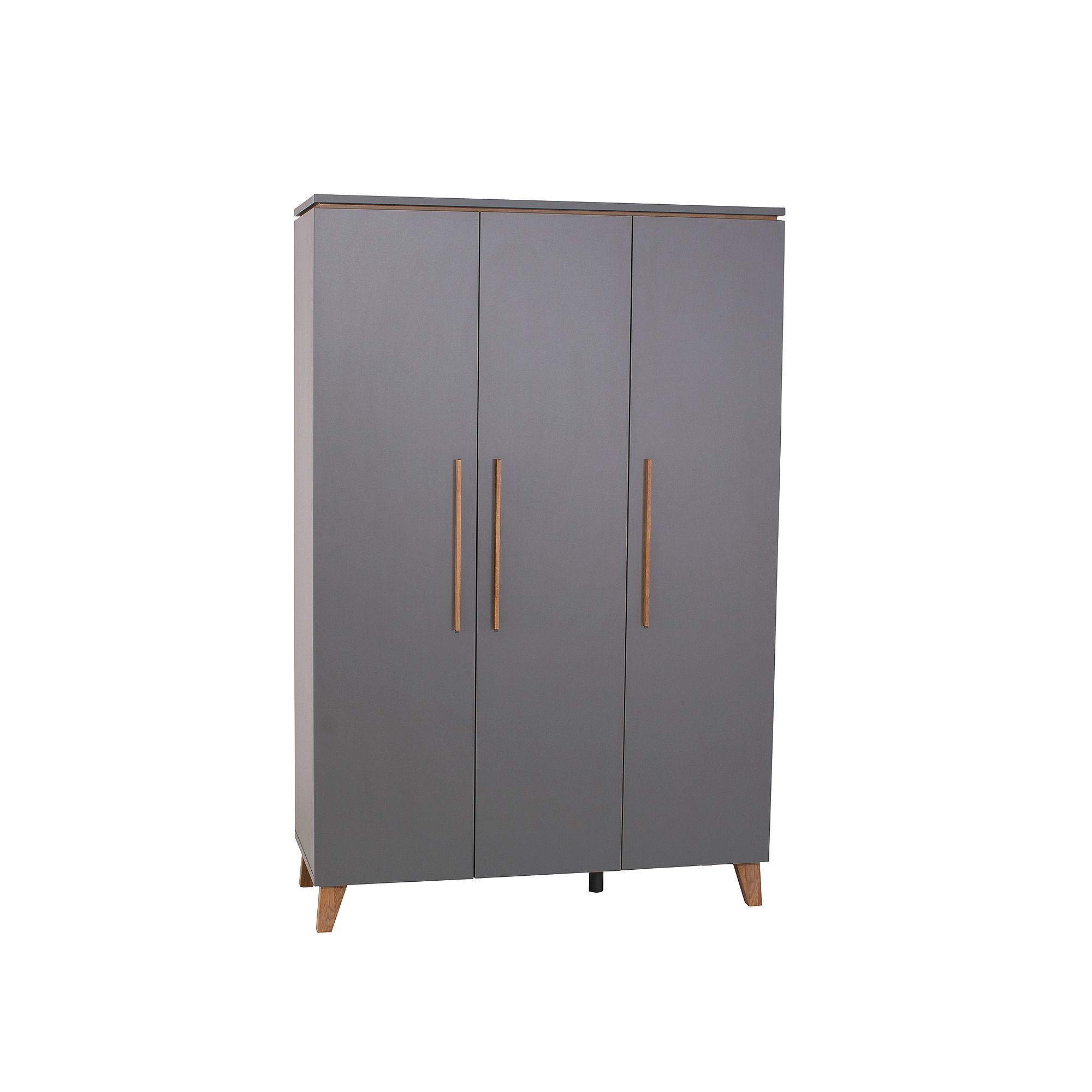 Grauer dreitüriger Kleiderschrank mit Holzgriffen und abgewinkelten Holzbeinen.