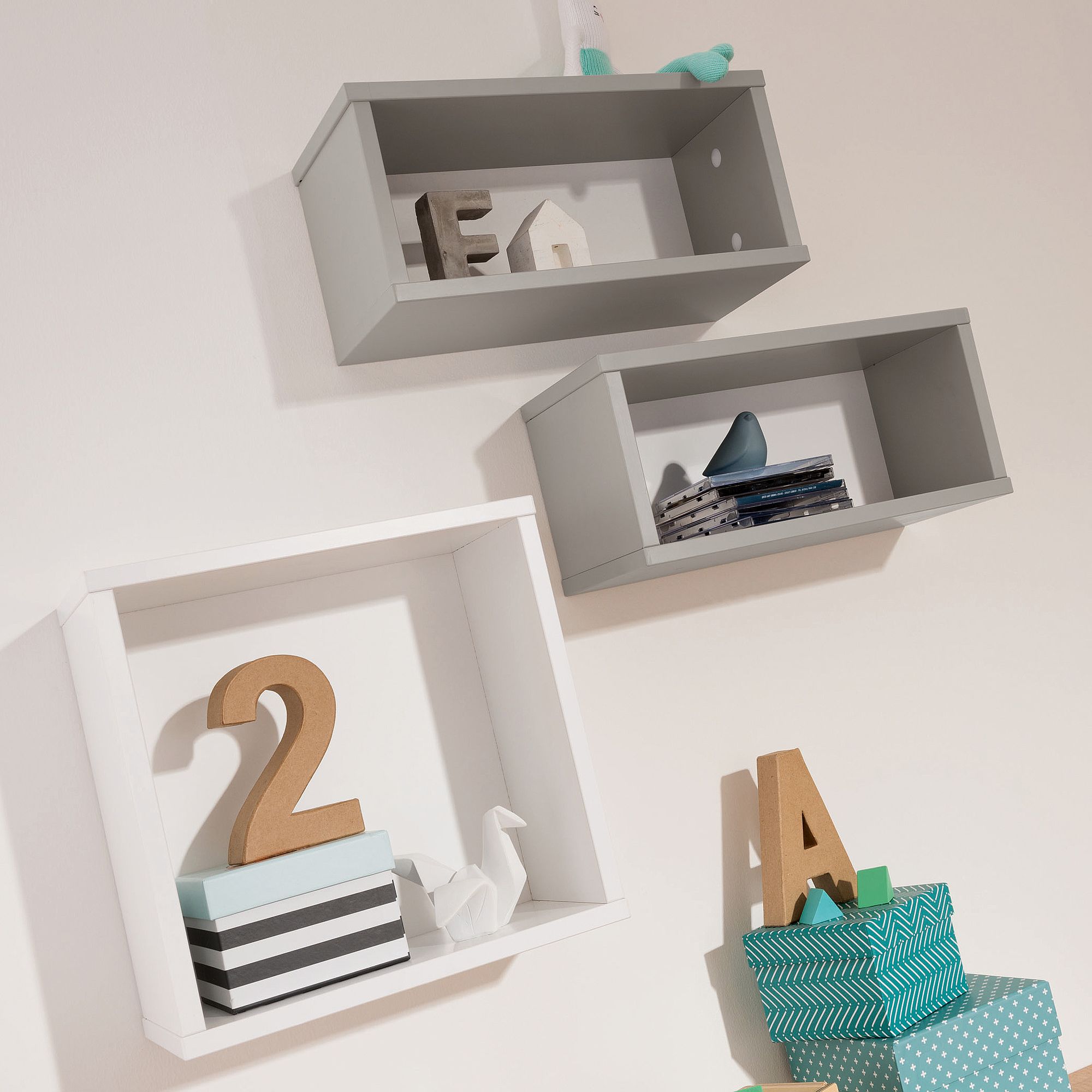 Wandregal  Wandbox  quadratisch in Kreideweiß Drei Wandregale mit Dekoration: Briefe, Schachteln, Bücher und ein Origami-Kranich aus Papier.