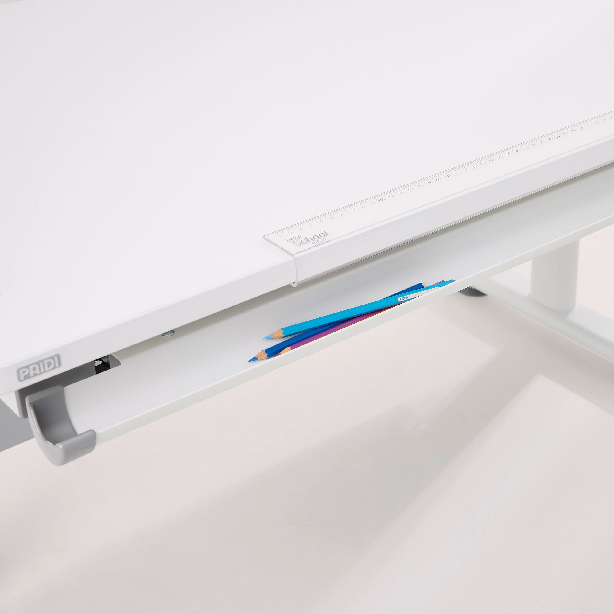 Schülerschreibtisch Diego Curved 120 x 70 cm in Kreideweiß Weißer Schreibtisch mit einer ausziehbaren Schublade für Buntstifte und einem Lineal obenauf.