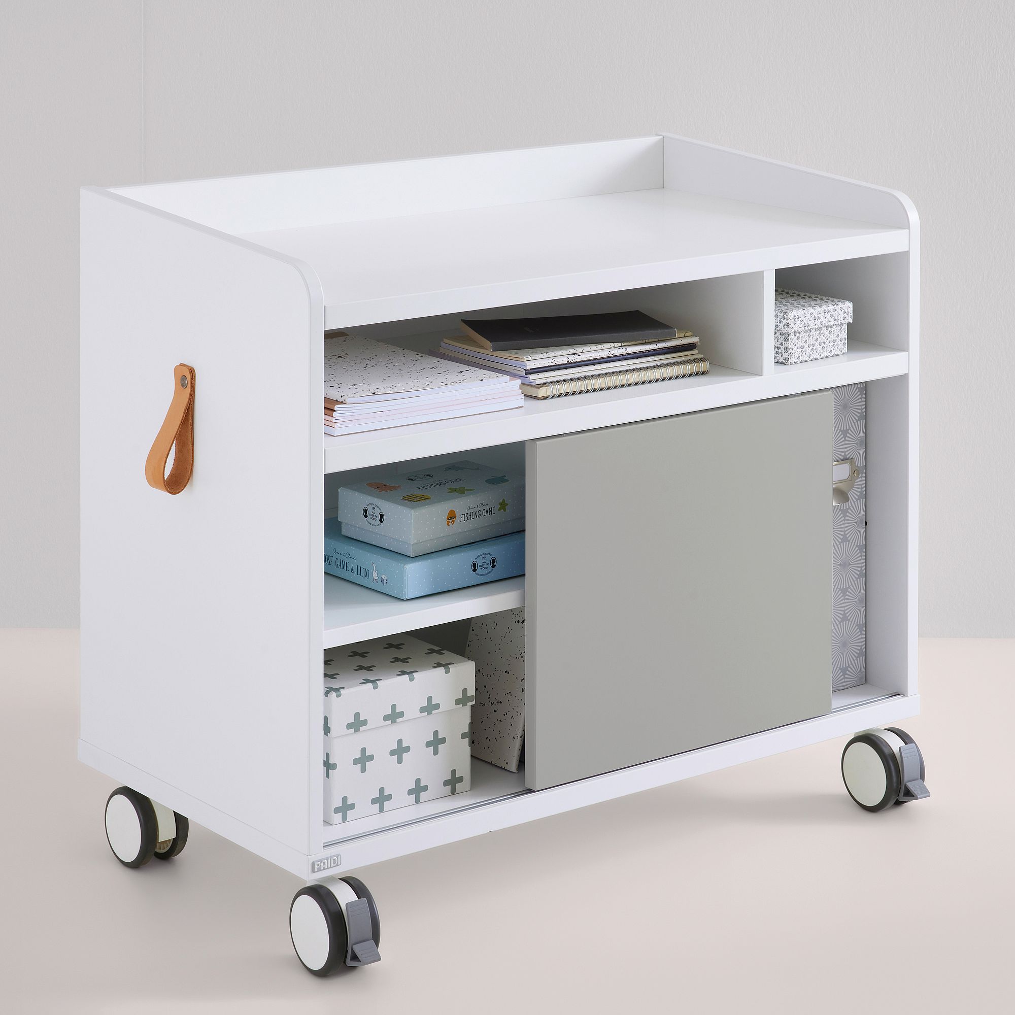 Rollcontainer Rollcaddy mit 1 Schiebetür in Kieselgrau Weißer rollender Lagerwagen mit Regalen, Kisten und einer grauen Schiebetür.