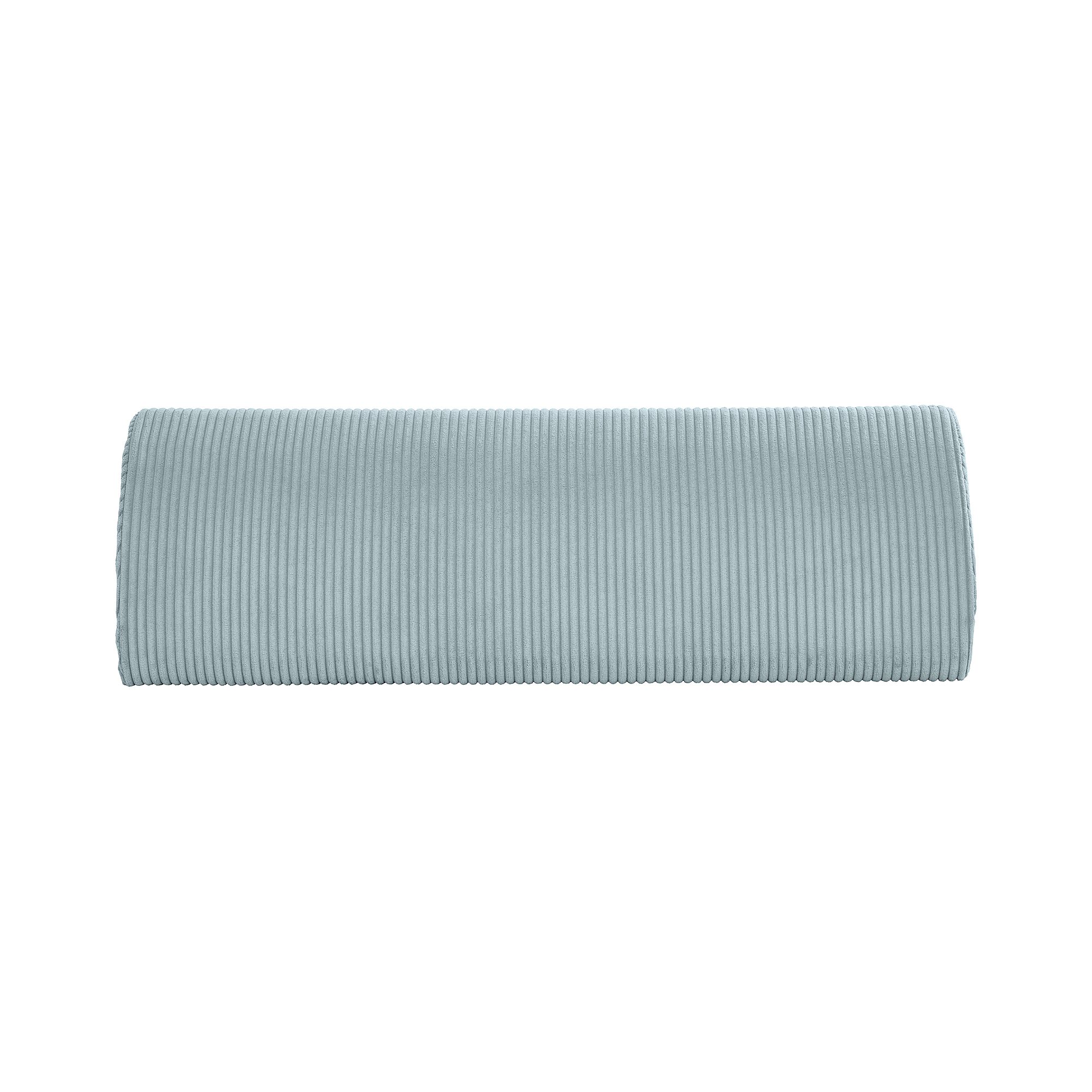Hellblaues, geripptes, rechteckiges Kissen auf weißem Hintergrund.
