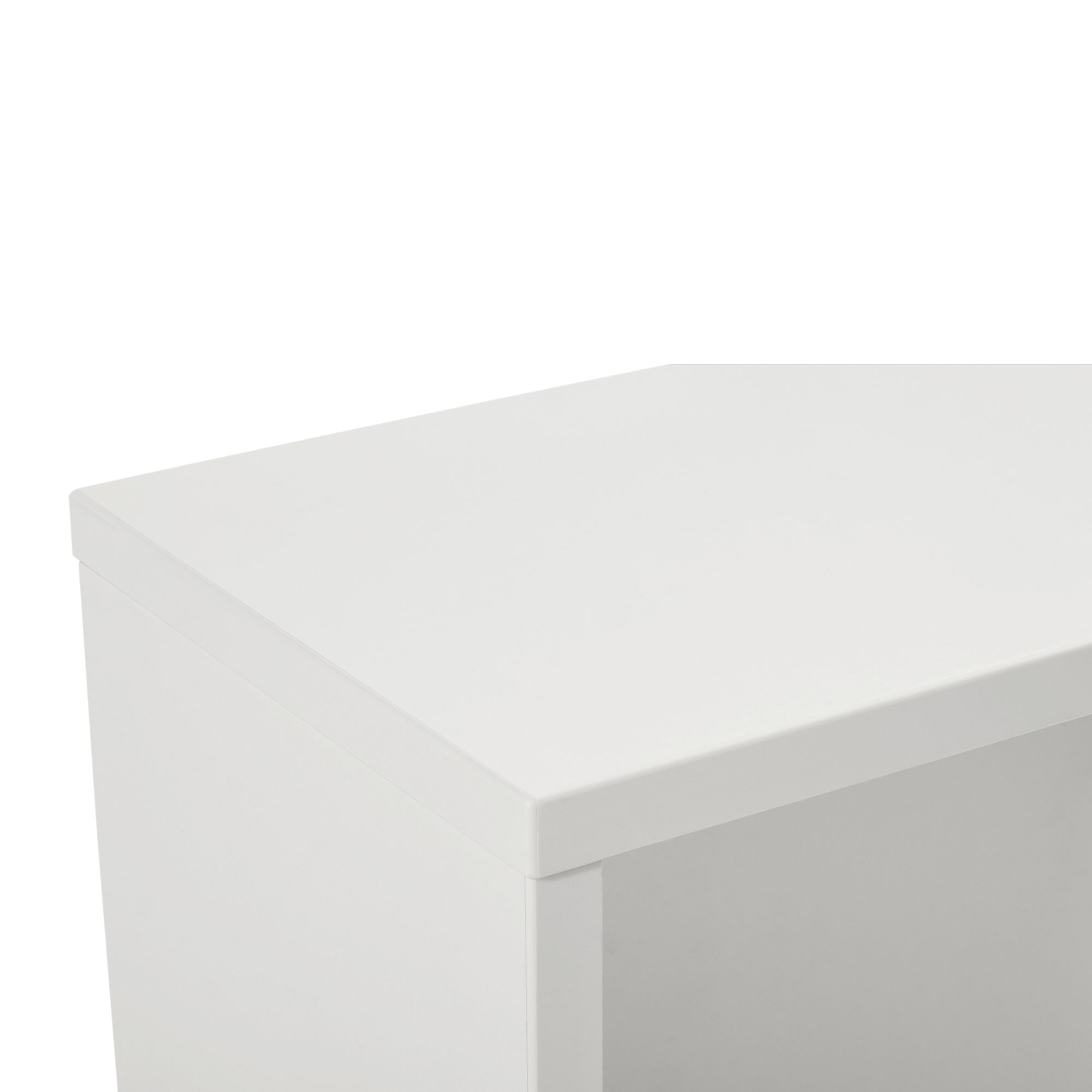 Wandregal  Wandbox  quadratisch in Kreideweiß Nahaufnahme eines weißen Eckschreibtisches mit einfachem, modernem Design.