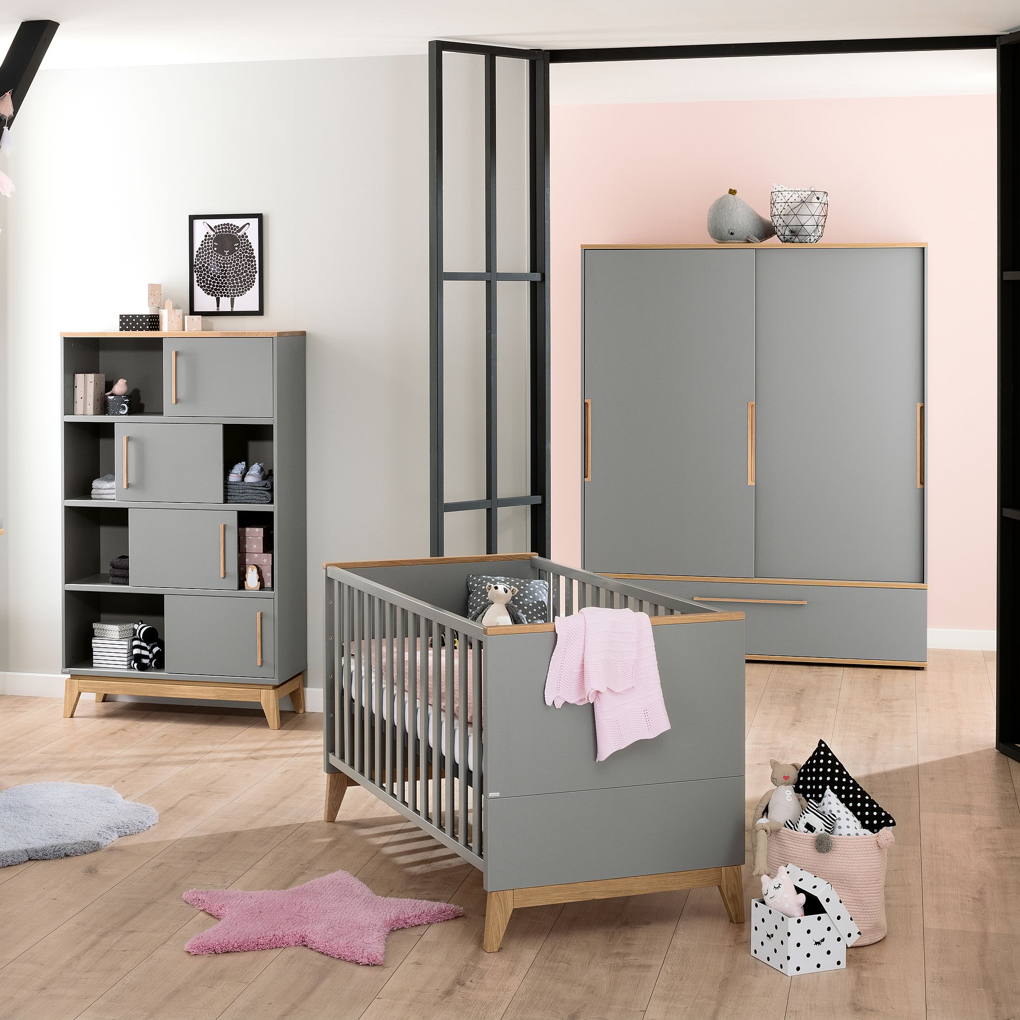 Modernes, graues Kinderzimmer mit einem Kinderbett, einem Kleiderschrank, Regalen und einer Einrichtung in sanften Pastelltönen.