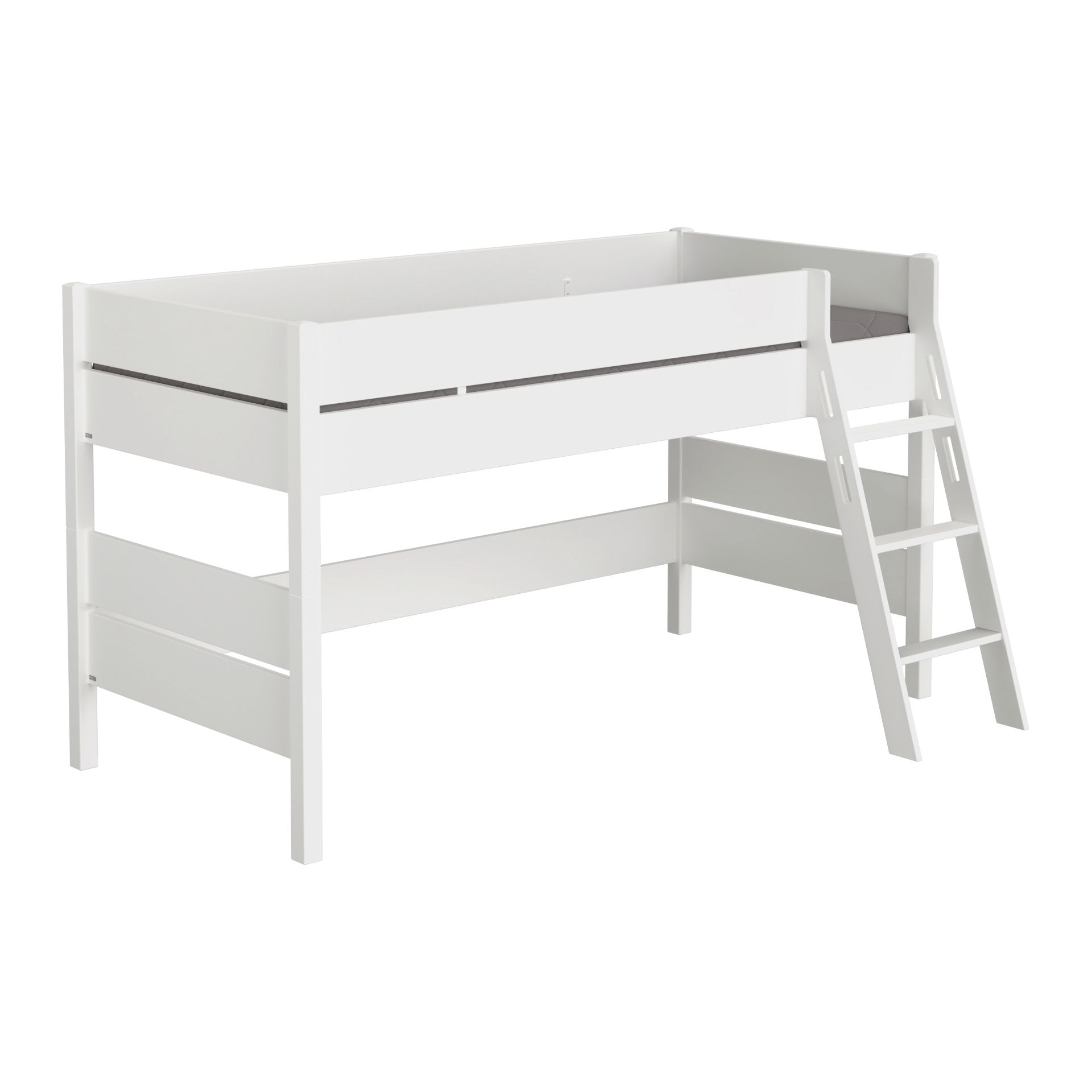 Weißes Holz-Hochbett mit schräger Leiter auf der rechten Seite.
