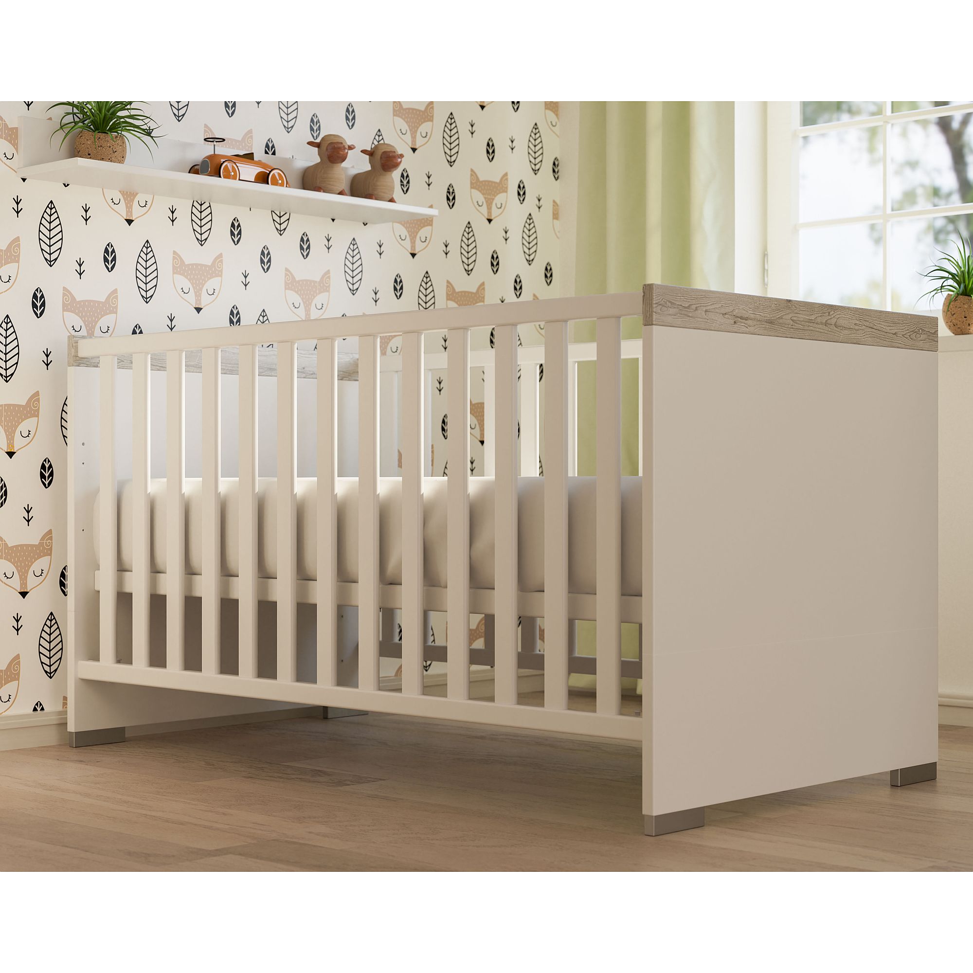 Weißes Kinderbett in einem Kinderzimmer mit Fuchstapete und einem Fenster mit hellgrünen Vorhängen.