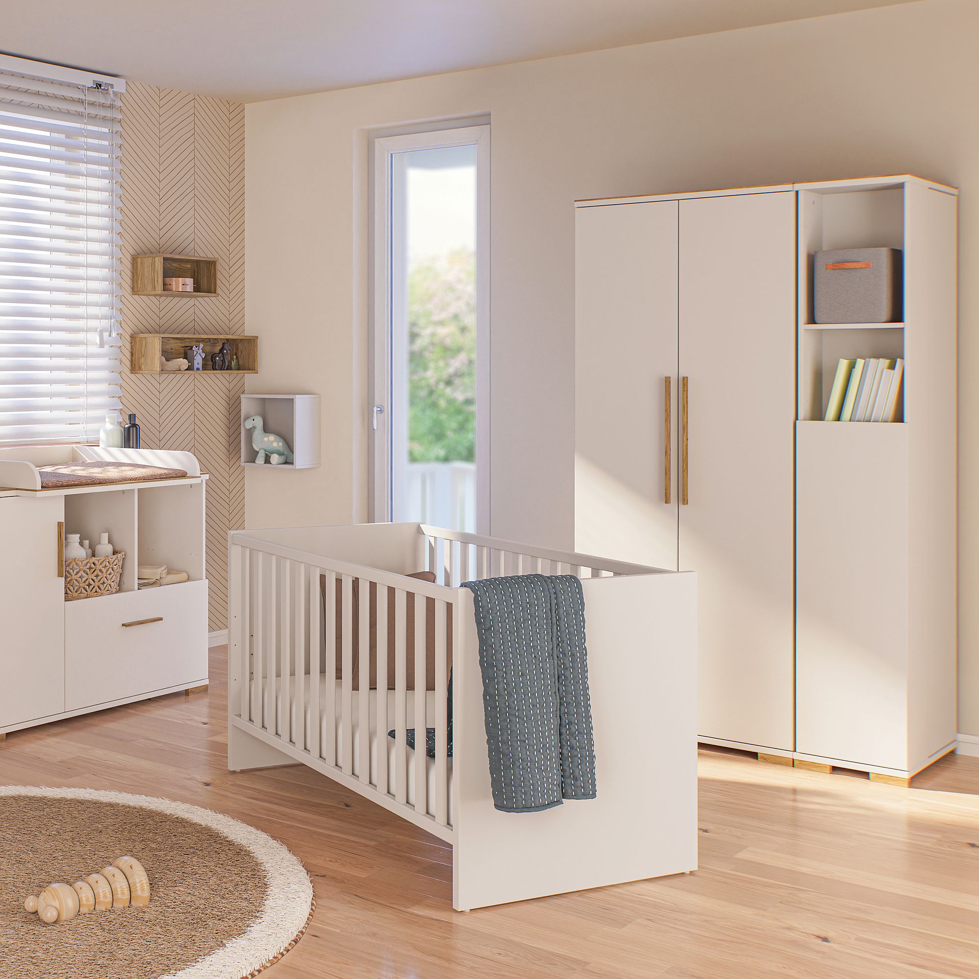 Modernes Kinderzimmer mit einem weißen Kinderbett, einem Kleiderschrank und einem Wickeltisch.