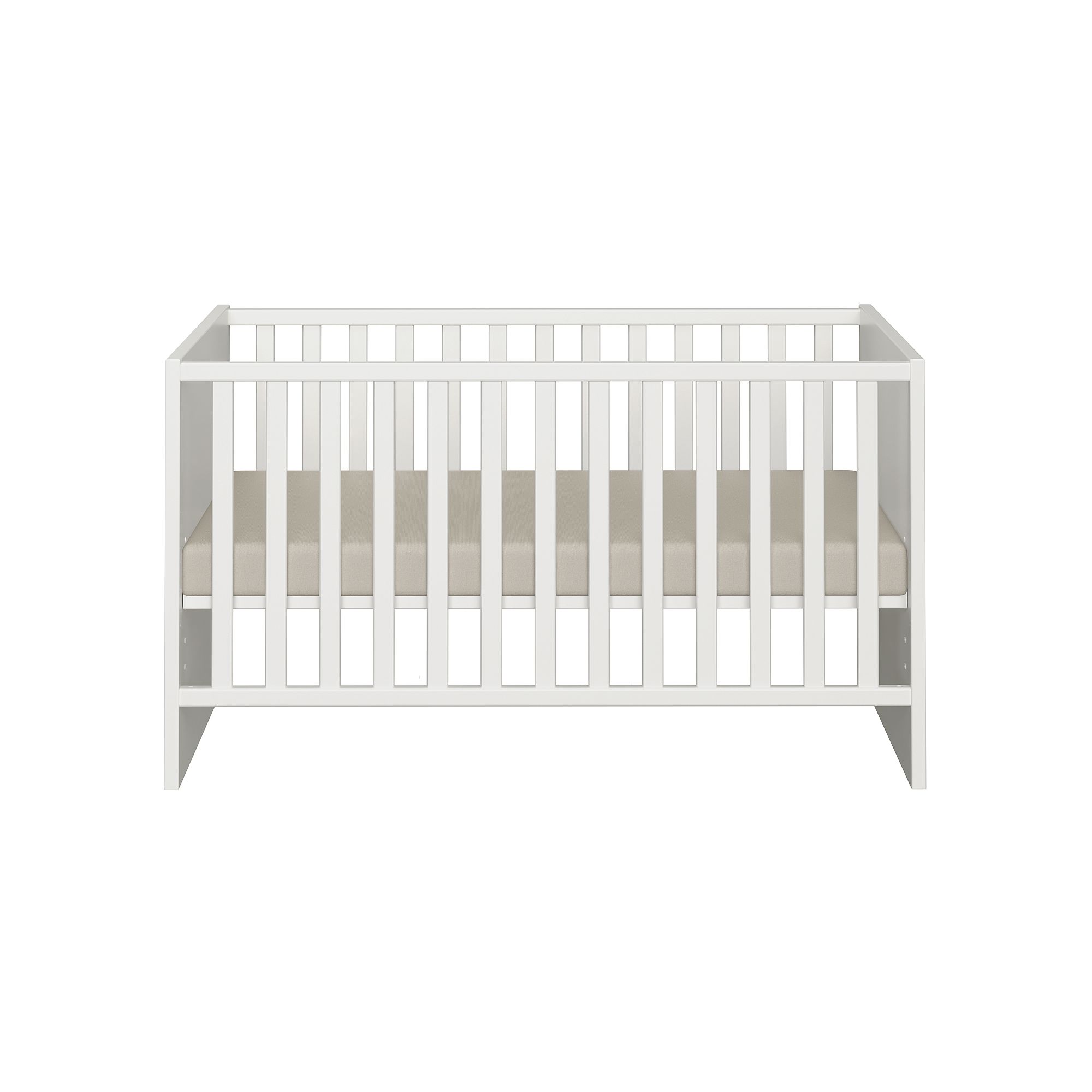 Weißes Babybett mit beiger Matratze auf einem schlichten weißen Hintergrund.