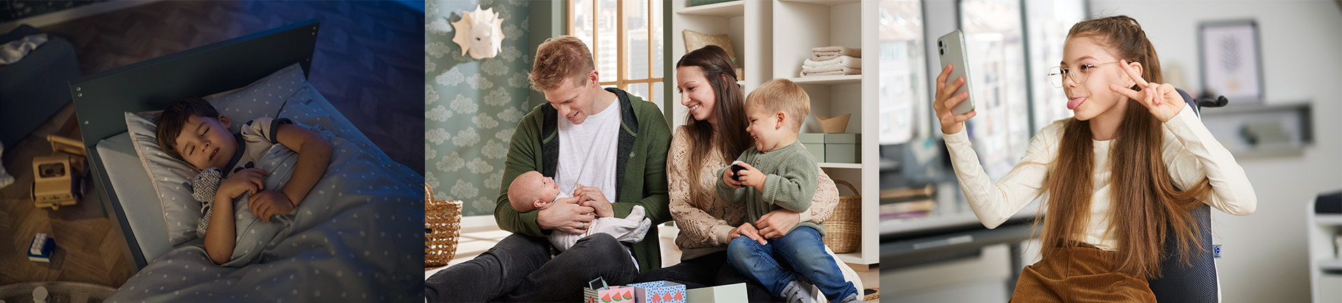 1106_PAIDI_Shop_Alle Produkte_Header_Alle Produkte-ID1691238_88035bd4-55da-38fe-dcb3-671dc01eae7b.jpg Ein schlafendes Kind, eine Familie mit zwei kleinen Kindern und einem Baby und ein Mädchen, das ein dummes Gesicht und ein Friedenszeichen macht.