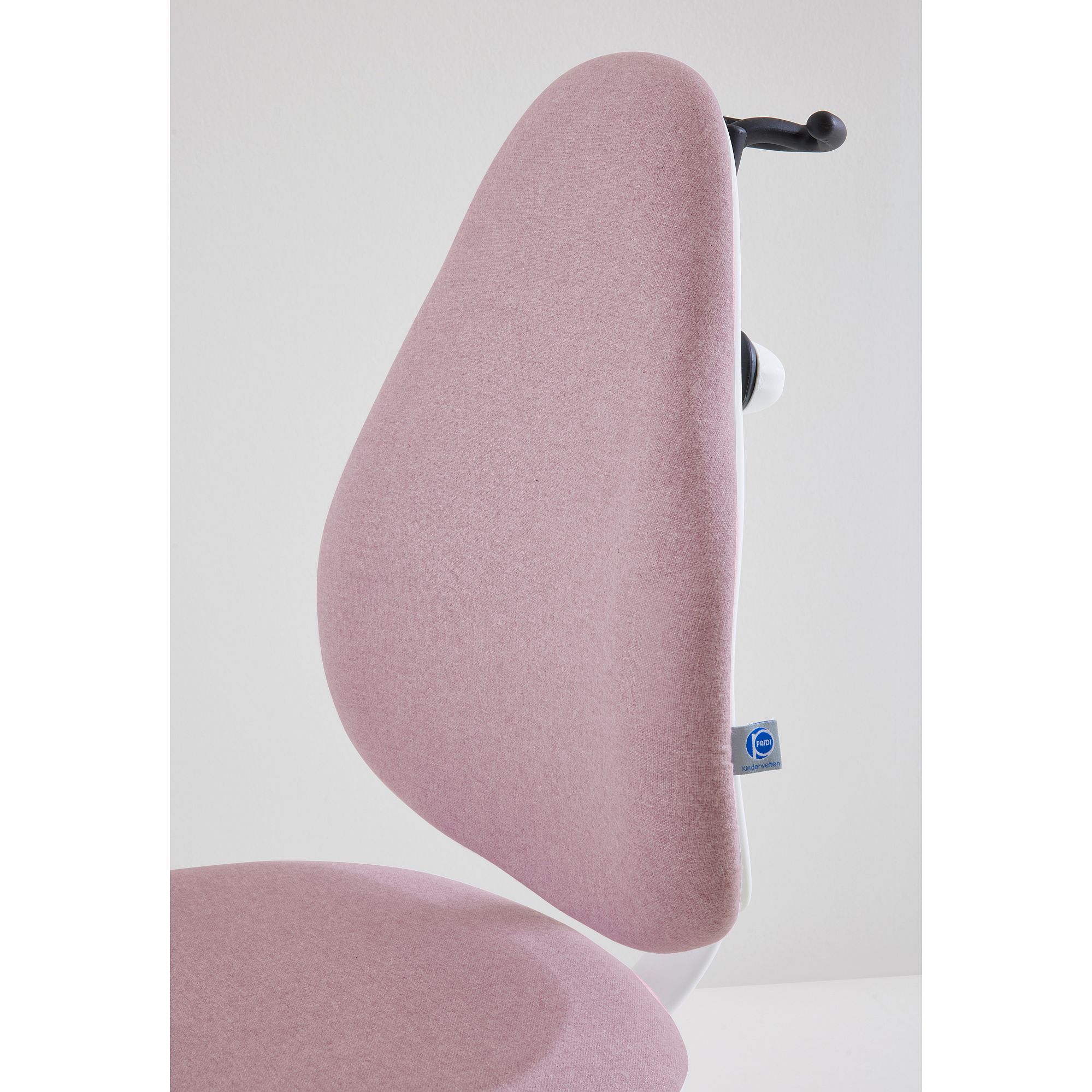 Nahaufnahme einer rosafarbenen ergonomischen Stuhllehne mit Stofftextur.