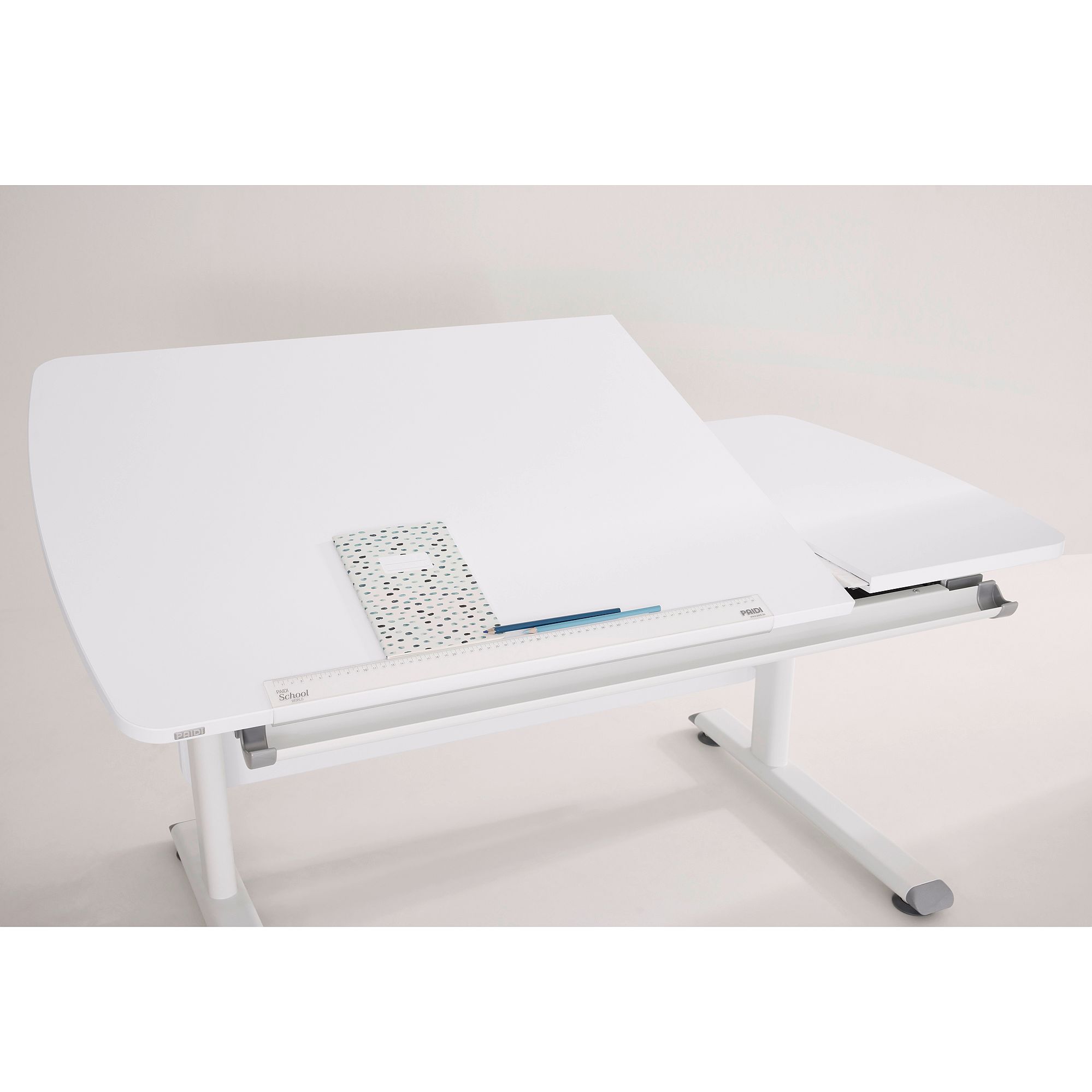 Schülerschreibtisch Diego GT Curved mit geteilter Platte 130 x 70 cm in Kreideweiß Moderner weißer verstellbarer Zeichentisch mit Lineal, Notizbuch und Bleistift auf der Platte.