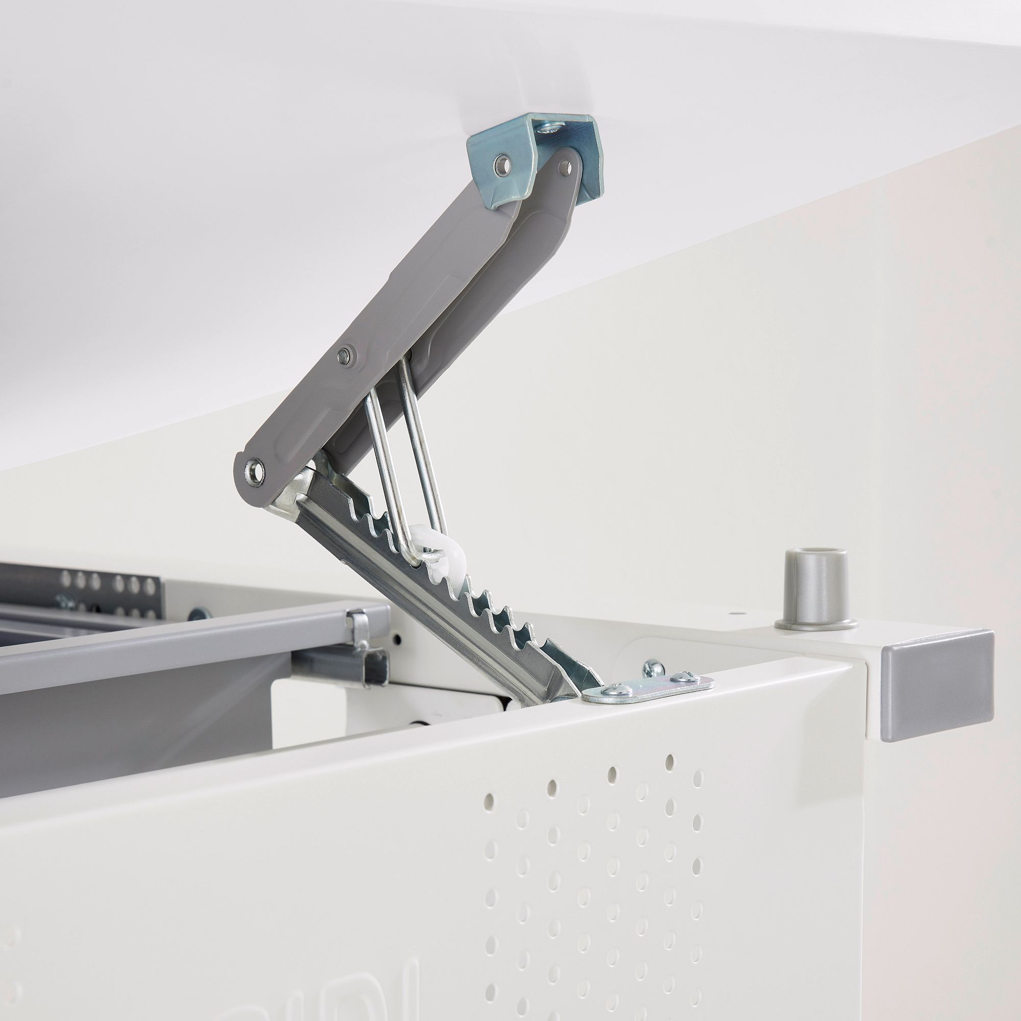 Schülerschreibtisch Diego Curved 120 x 70 cm in Kreideweiß Nahaufnahme eines Metallscharniermechanismus an einem weißen Möbelstück.