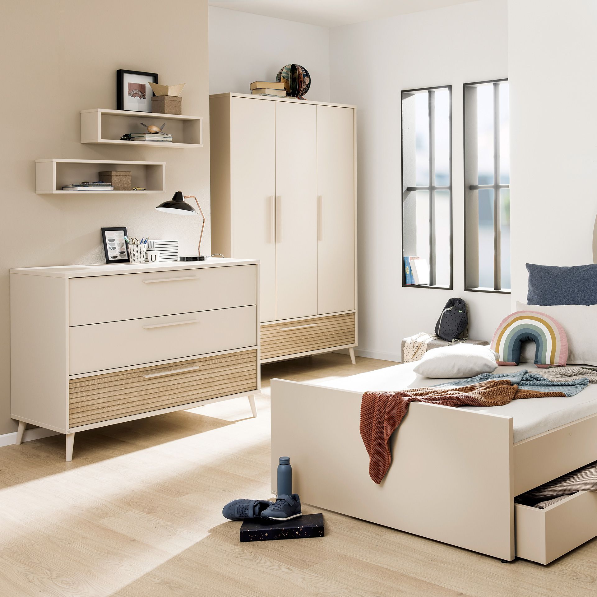Modernes, beiges Schlafzimmer mit Bett, Kleiderschrank, Kommode und Regalen, heller Holzboden.