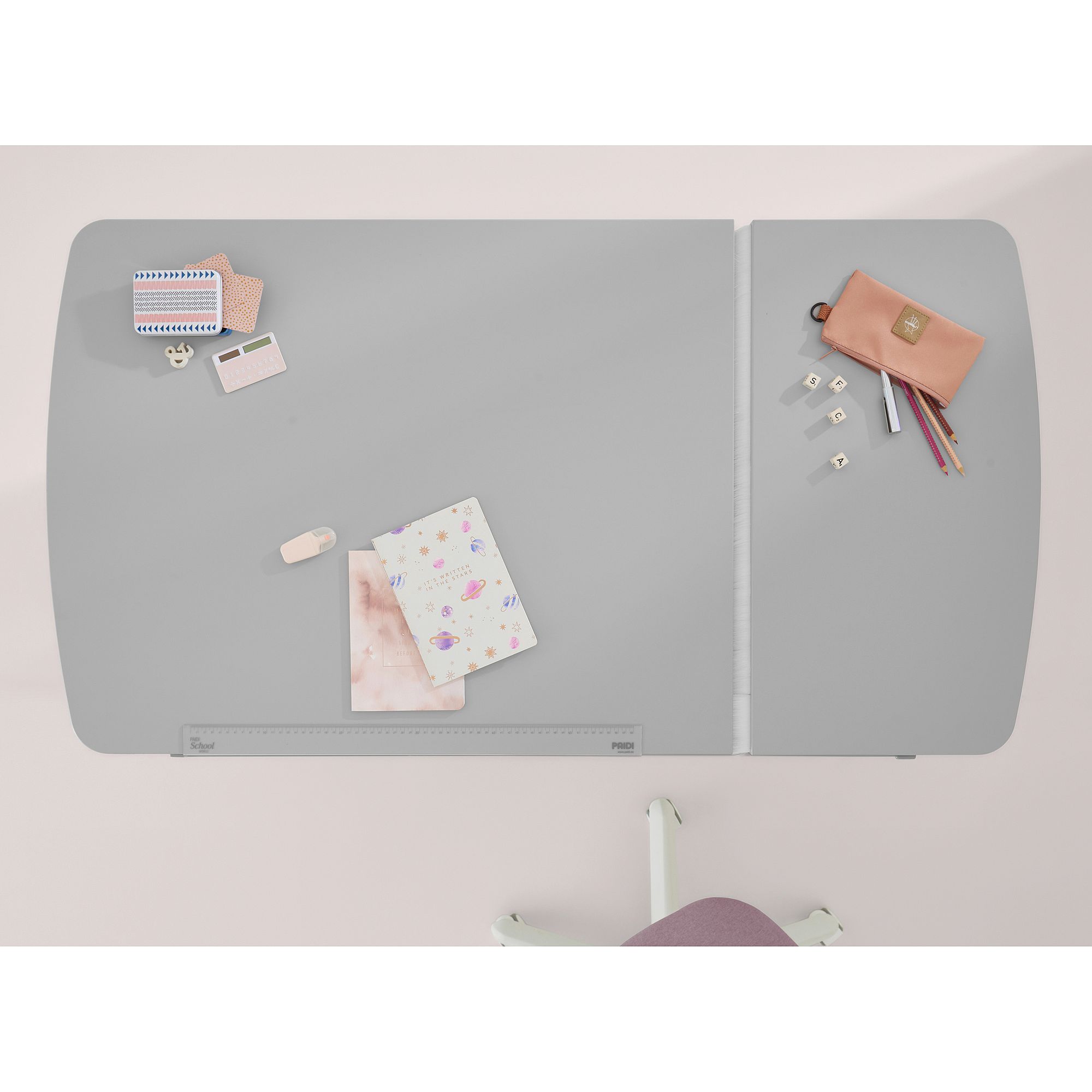 Schülerschreibtisch Diego GT Curved mit geteilter Platte 130 x 70 cm in Kieselgrau Draufsicht auf einen aufgeräumten Schreibtisch mit Notizbüchern, einem Federmäppchen und Schreibutensilien.