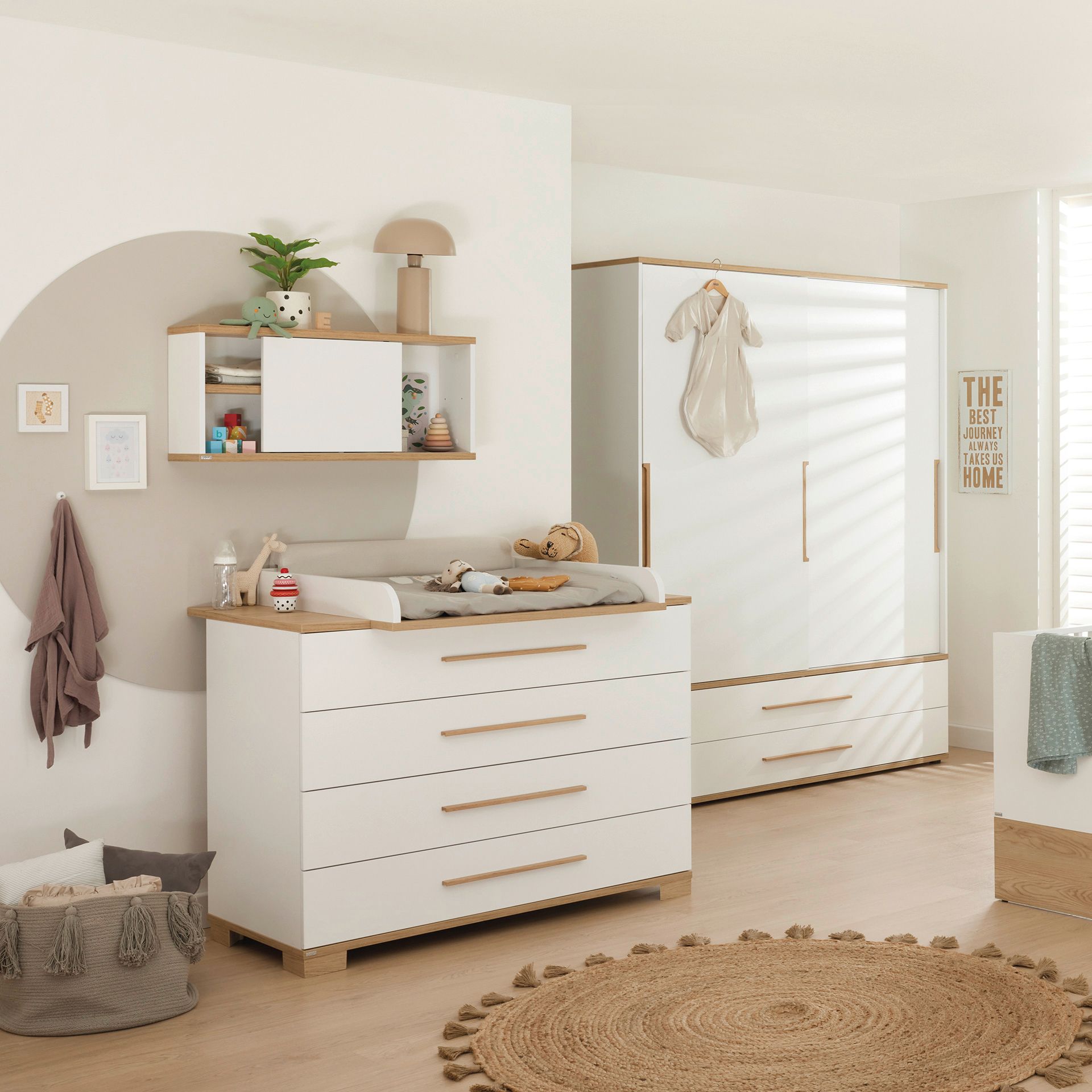 Modernes, gemütliches Kinderzimmer mit weißen Möbeln, Spielzeug und sanftem Tageslicht.