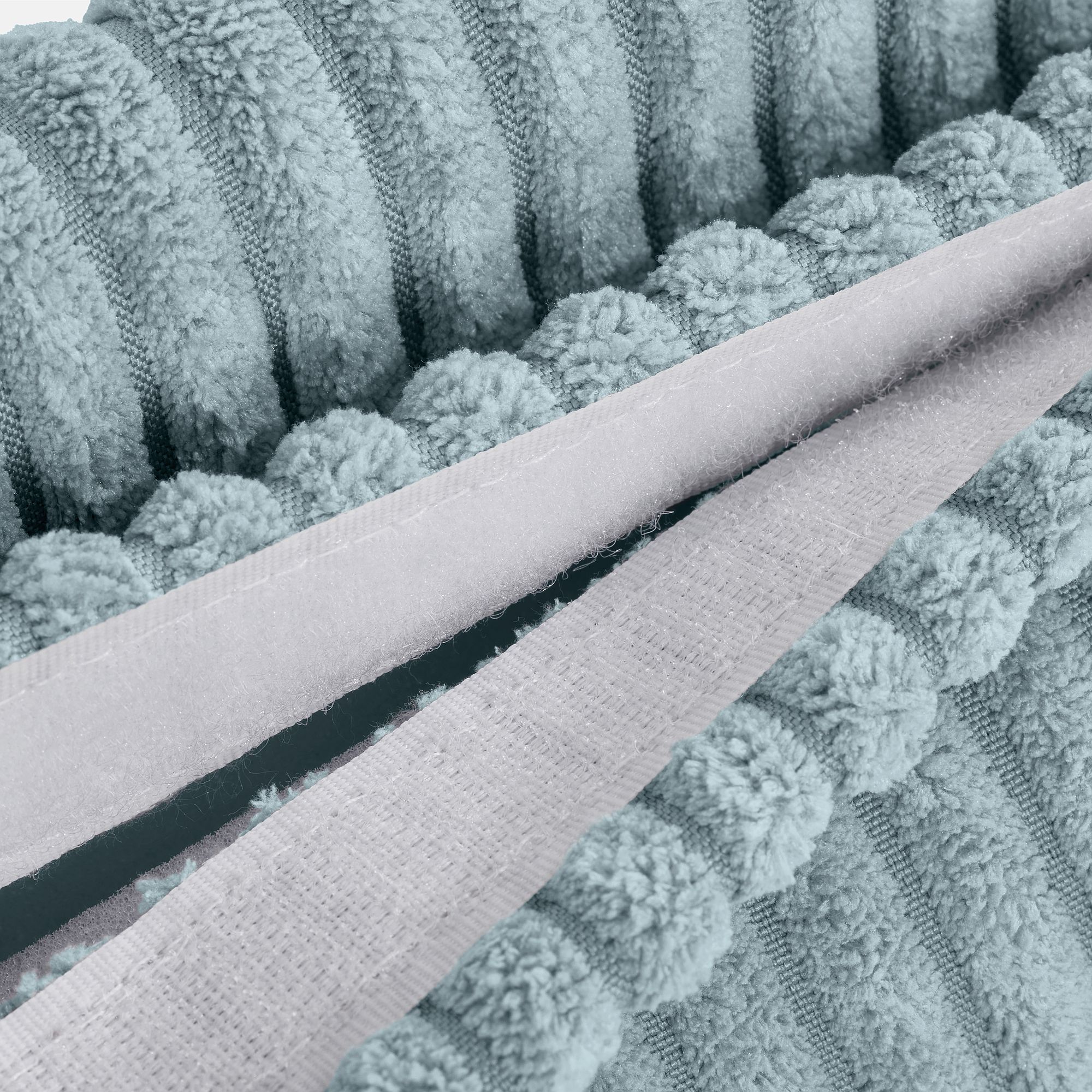 Nahaufnahme einer strukturierten blau-weißen Badematte mit erhabenen kreisförmigen Mustern.