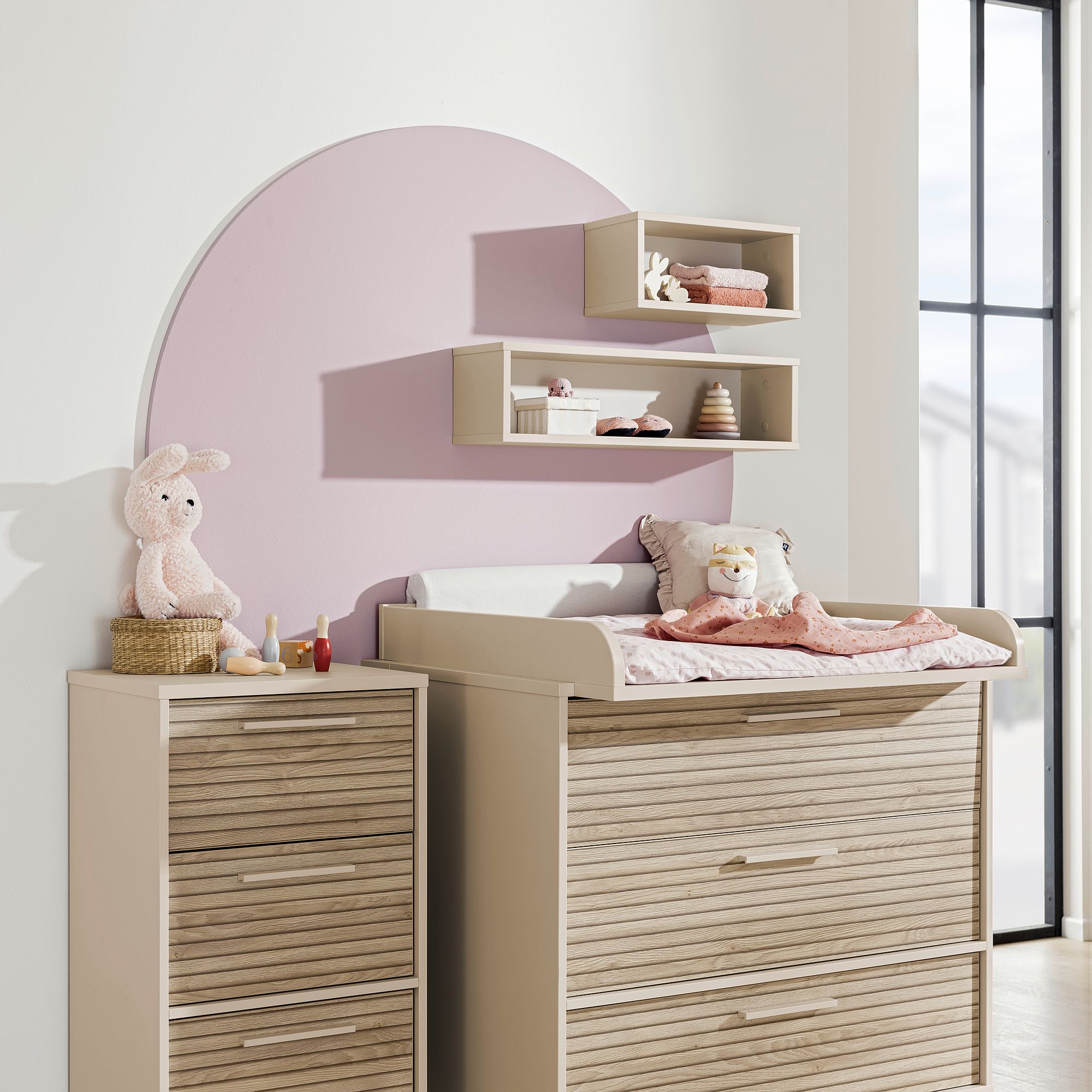 Wandregal  Wandbox  rechteckig lang in Cashmere-Beige Modernes Kinderzimmer mit Wickeltisch, Regalen und rosa Deko-Akzenten.