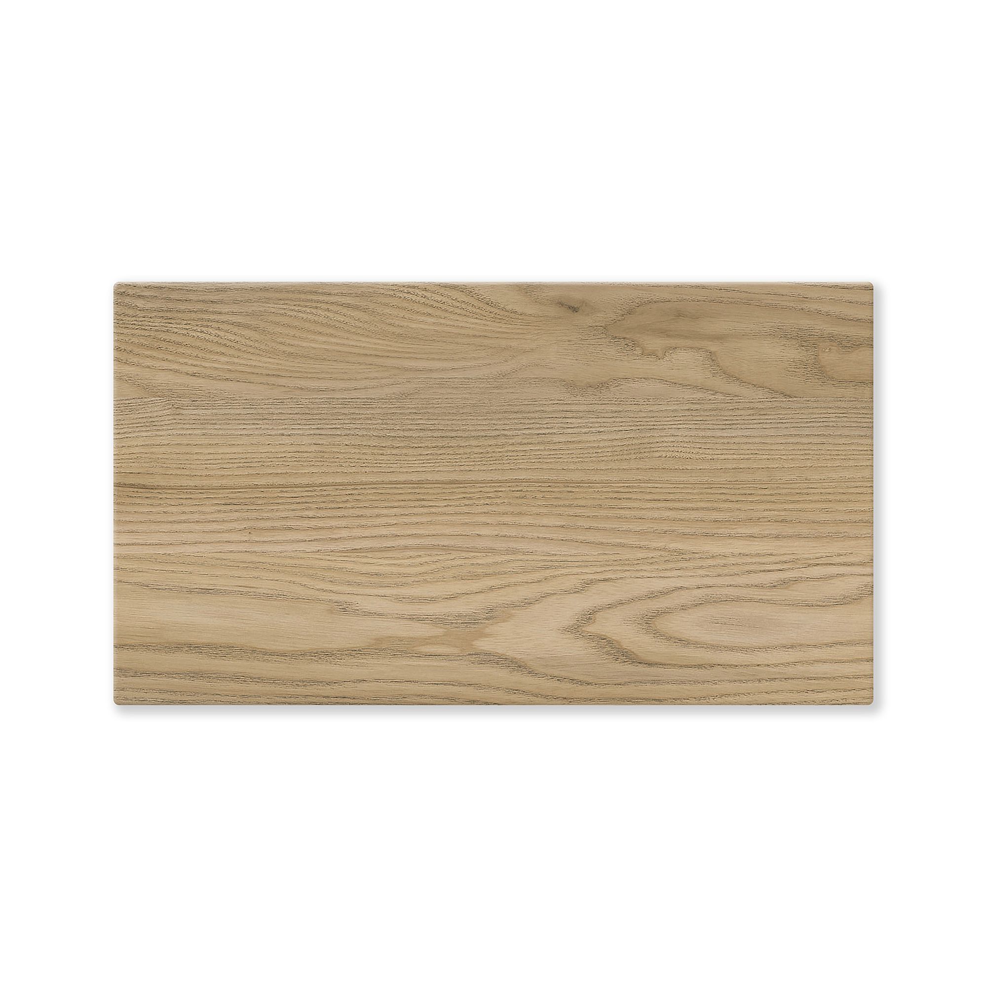 Rechteckige Holzdiele mit natürlicher hellbrauner Maserung.