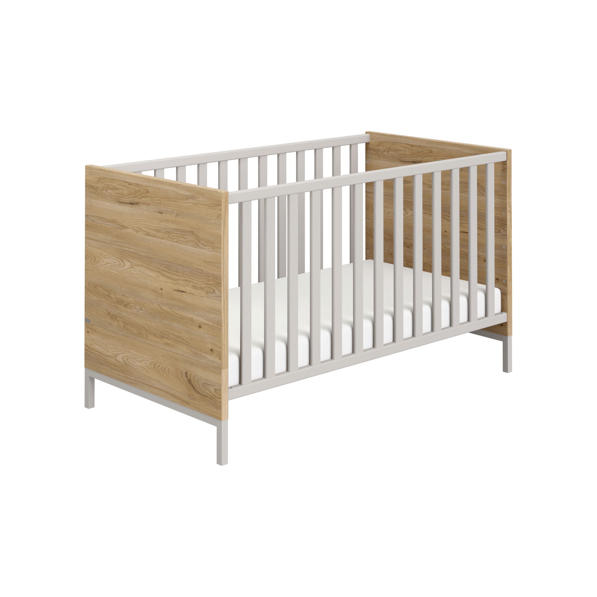 Modernes Babybett aus Holz mit weißen Latten und einer weißen Matratze vor weißem Hintergrund.