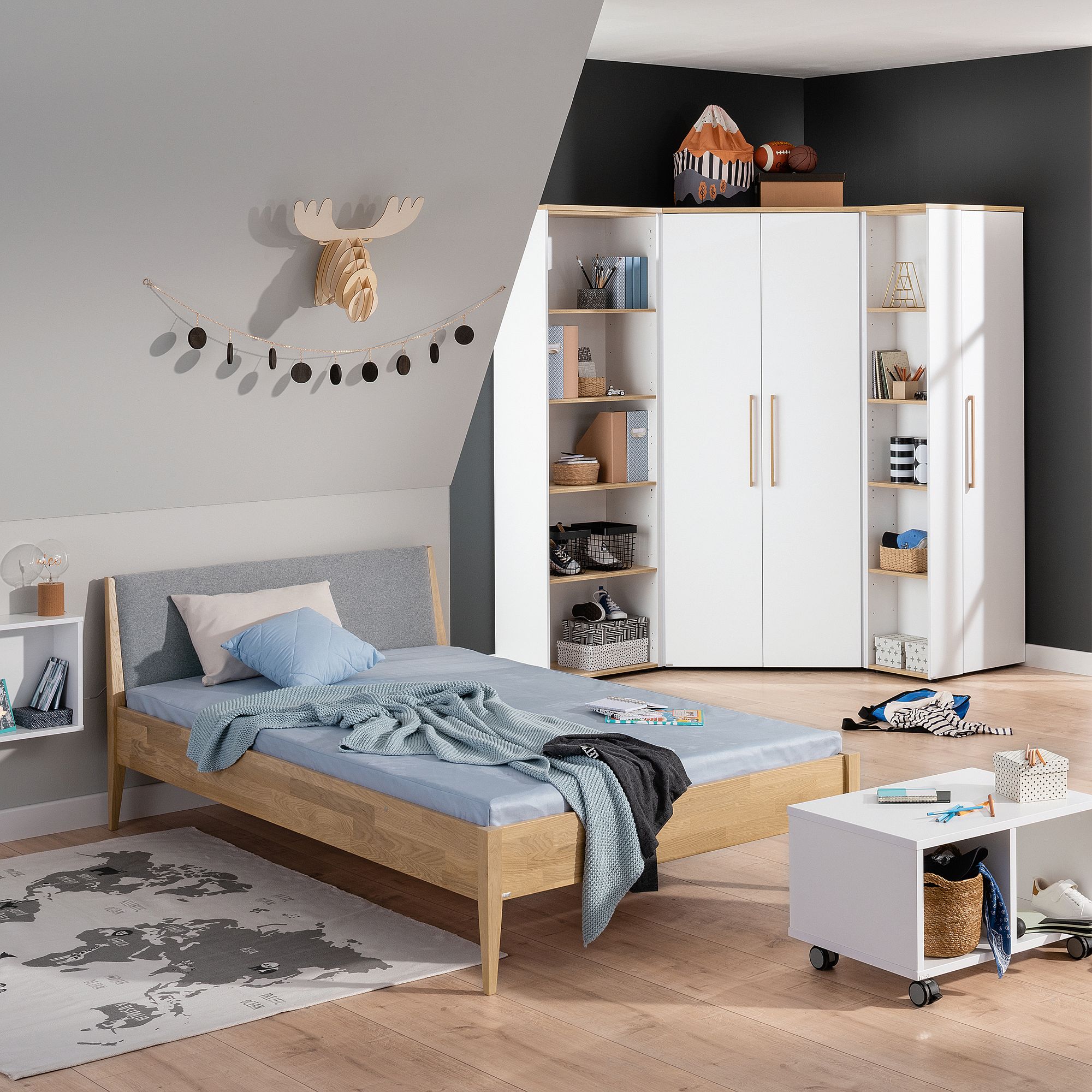 Modernes Schlafzimmer mit einem Holzbett, einem Kleiderschrank und verspielter Wanddekoration.