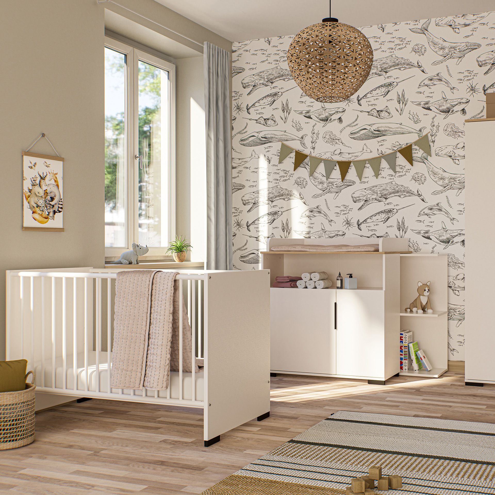 Babybett Suzie 60 x 120 cm Neutrales Kinderzimmer mit einem Kinderbett, einem Schrank und einer Tapete mit Meeresmotiven.