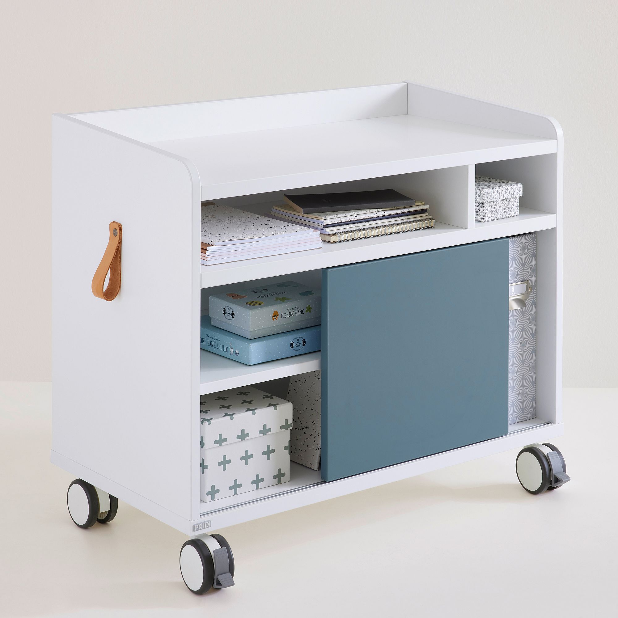 Rollcontainer Rollcaddy mit 1 Schiebetür in Mattblau Weißer rollender Aufbewahrungswagen mit Einlegeböden, blauer Schiebetür und Ledergriff.