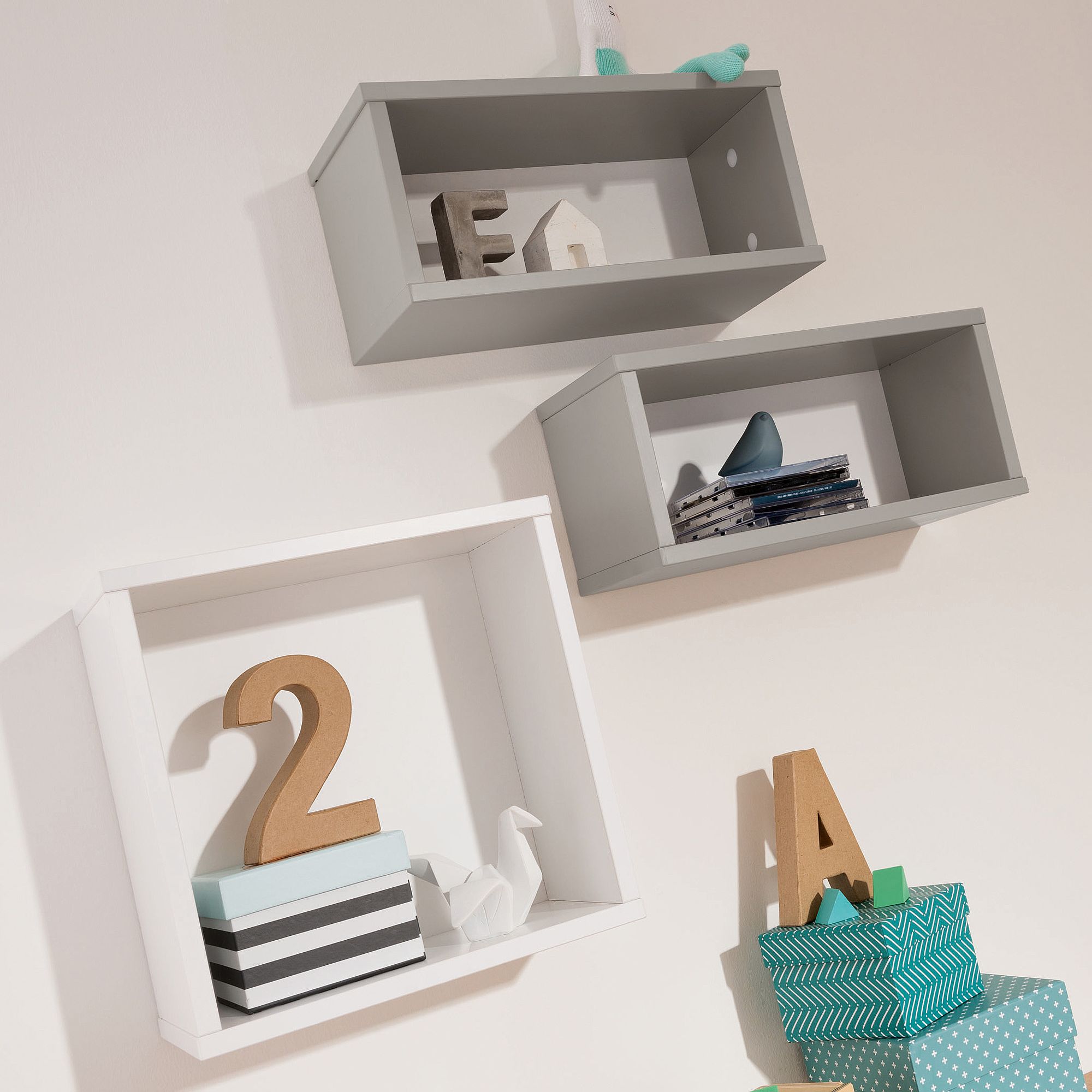 Wandregal  Wandbox  rechteckig  in Kieselgrau Ein Regal an der Wand.