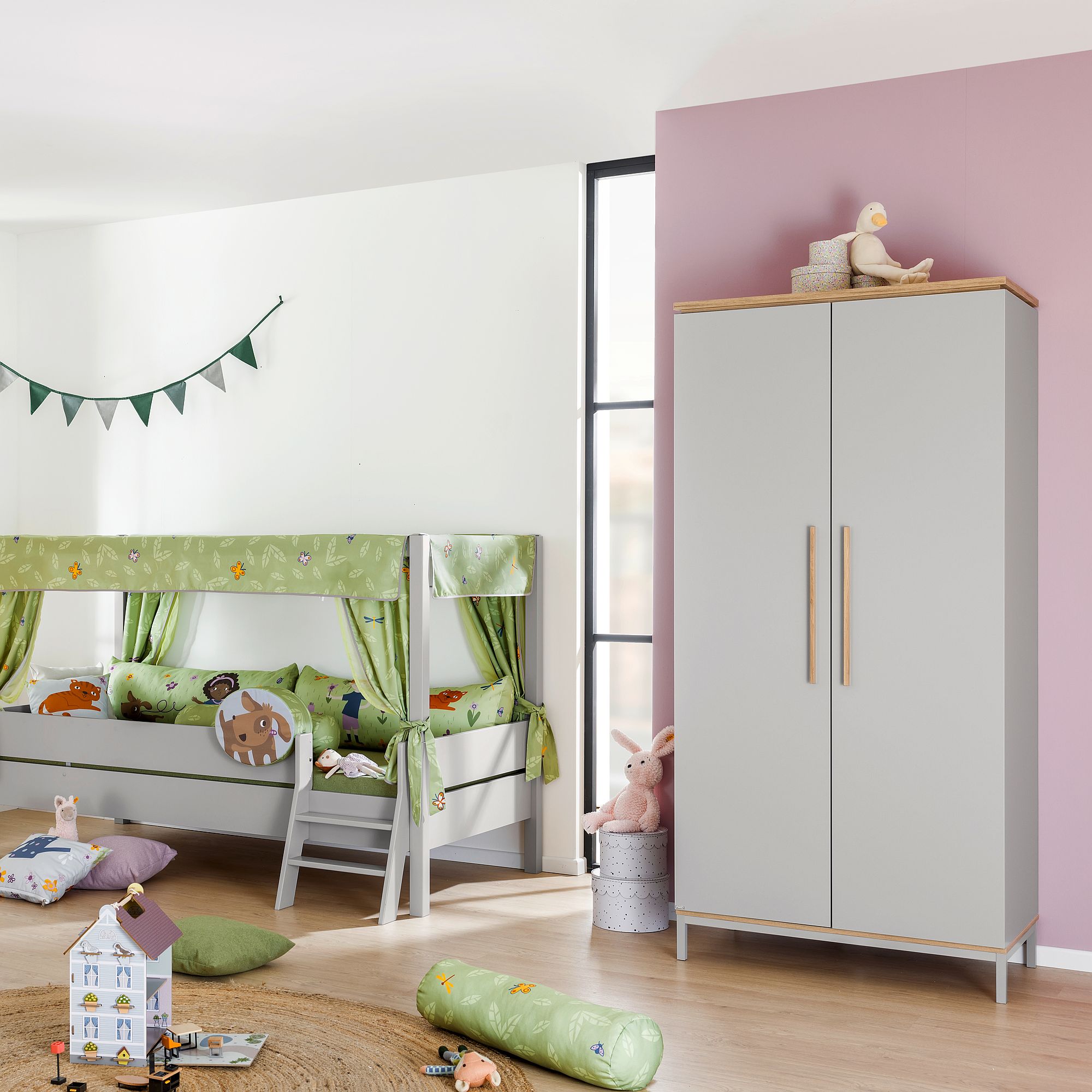 Kinderzimmer mit Etagenbett, Kleiderschrank und verspielter Einrichtung.