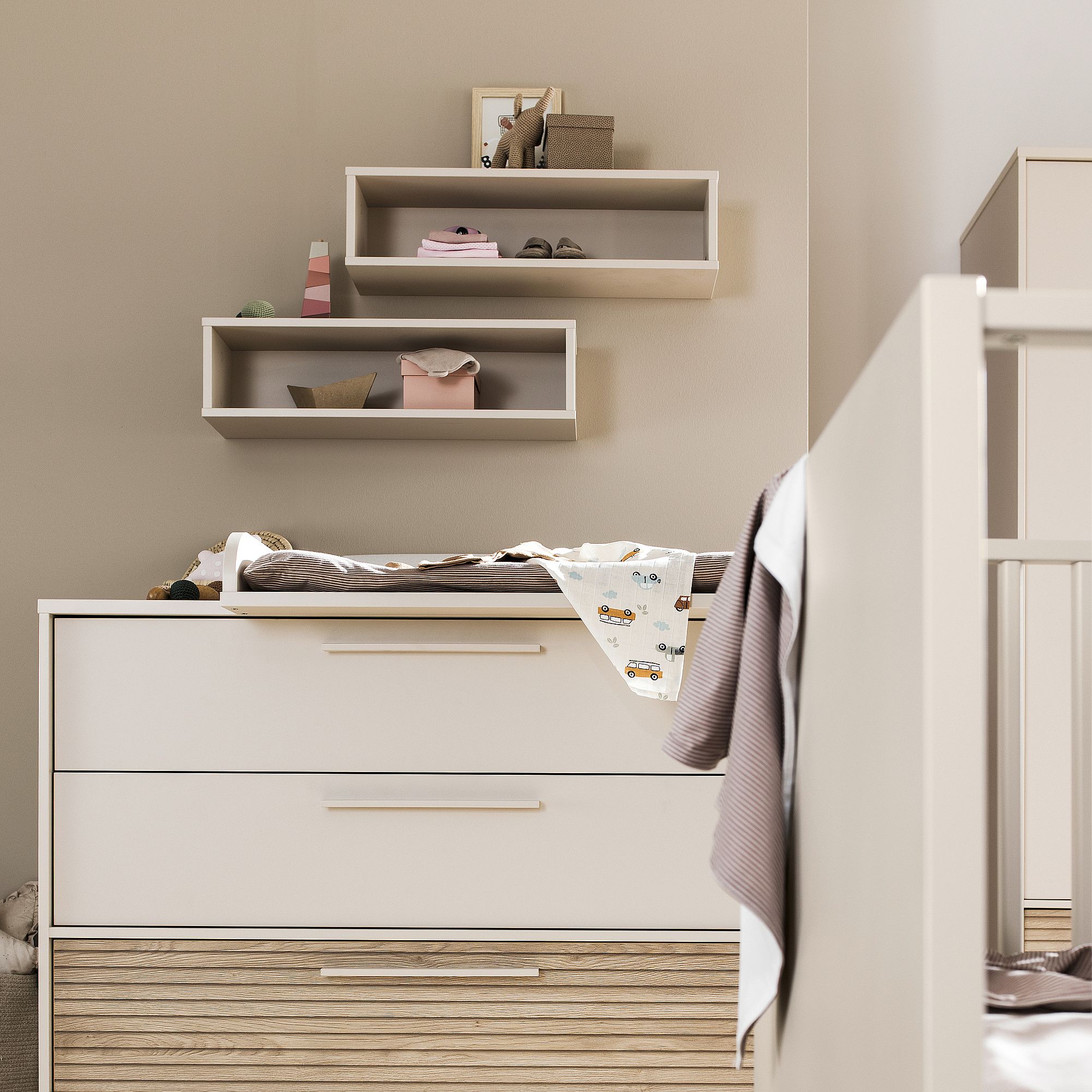 Wandregal  Wandbox  rechteckig lang in Cashmere-Beige Modernes Baby-Kinderzimmer mit Regalen, Kommode und Kinderbett in neutralen Farben.