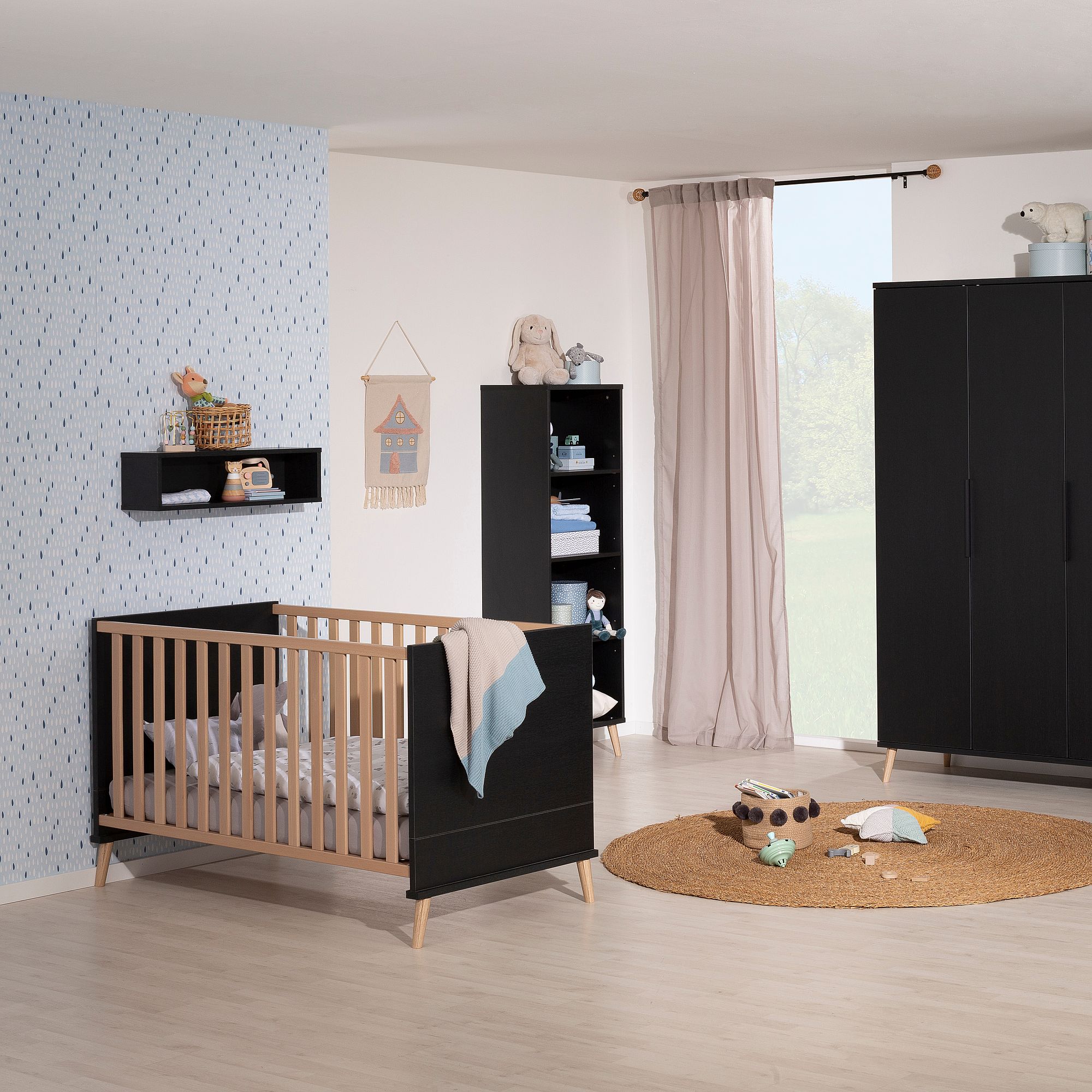 Modernes Kinderzimmer mit einem Kinderbett, Spielzeug auf einem runden Teppich, Regalen und einem Kleiderschrank.