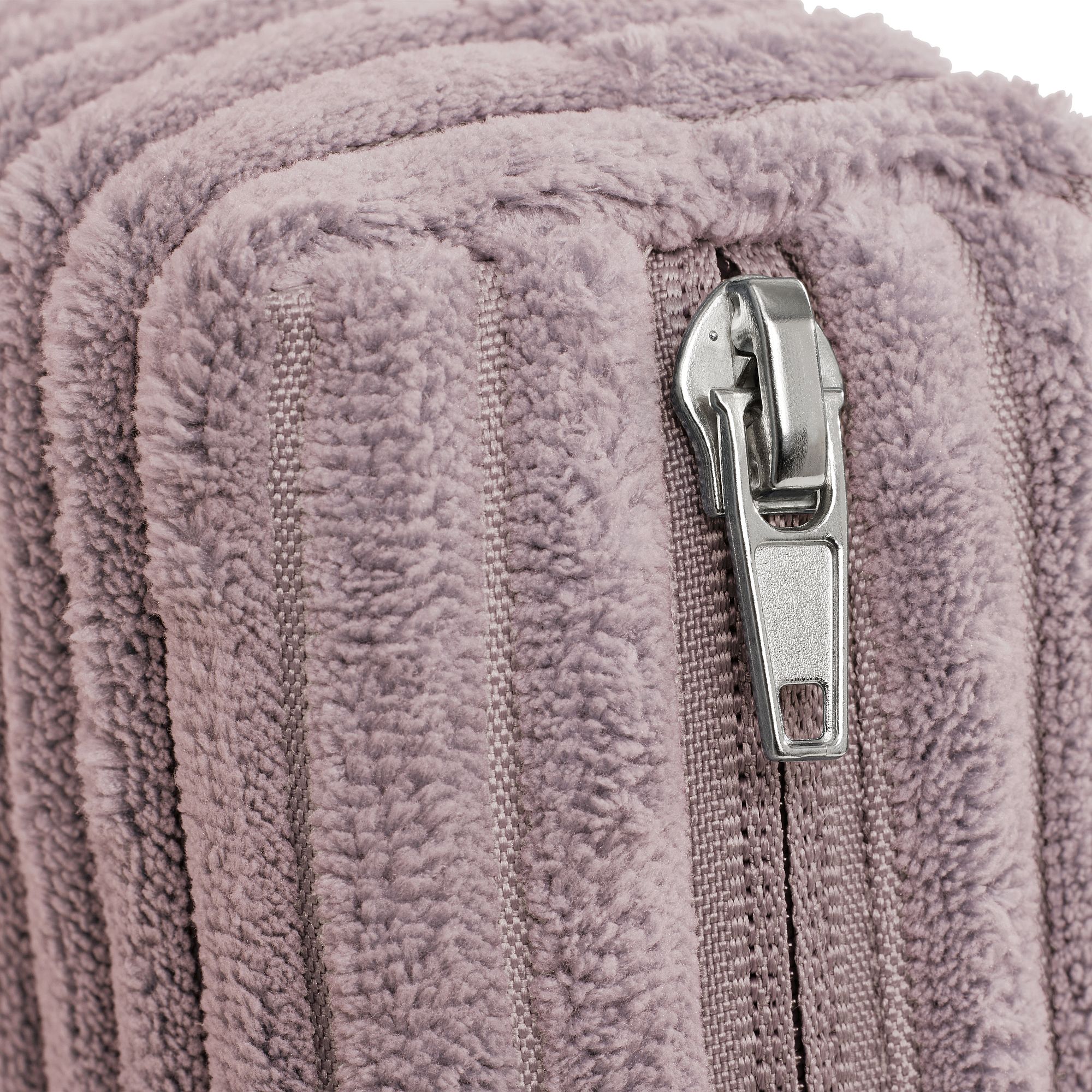 Nahaufnahme eines silbernen Reißverschlusses auf einem strukturierten, mauvefarbenen, gerippten Stoffbeutel.