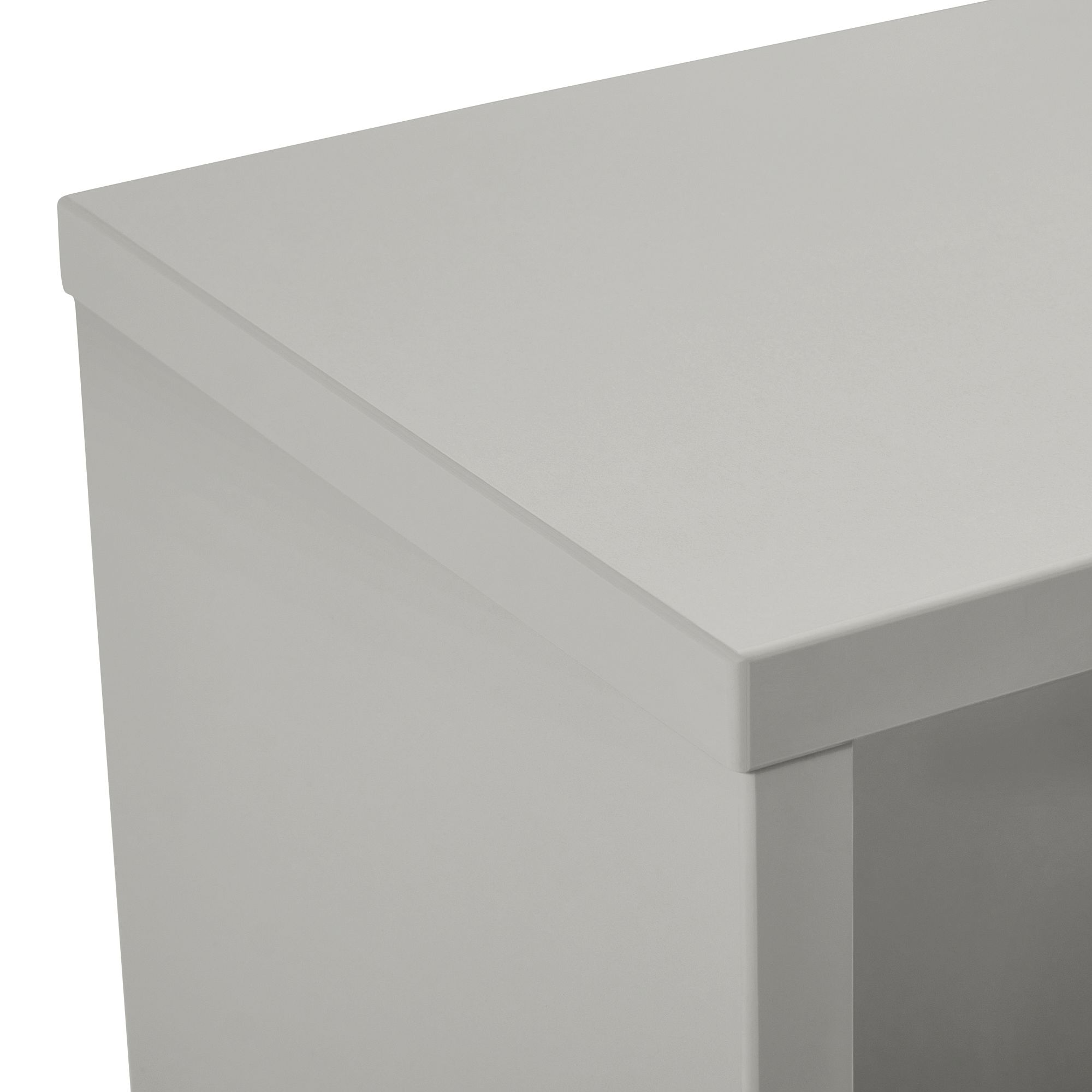 Wandregal  Wandbox  quadratisch in Kieselgrau Nahaufnahme einer hellgrauen rechteckigen Tisch- oder Schreibtischecke vor einem weißen Hintergrund.