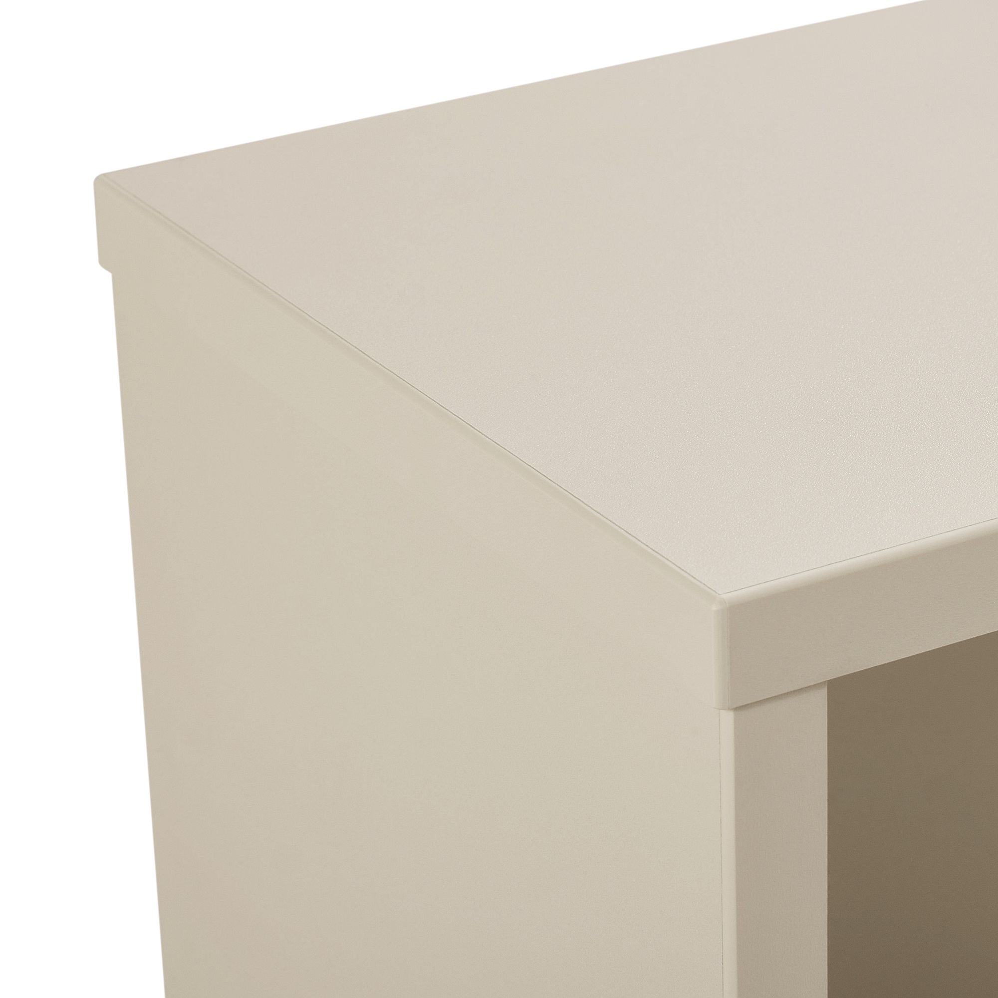 Wandregal  Wandbox  quadratisch in Cashmere-Beige Nahaufnahme der oberen Ecke eines beigefarbenen rechteckigen Tisches oder Regals.