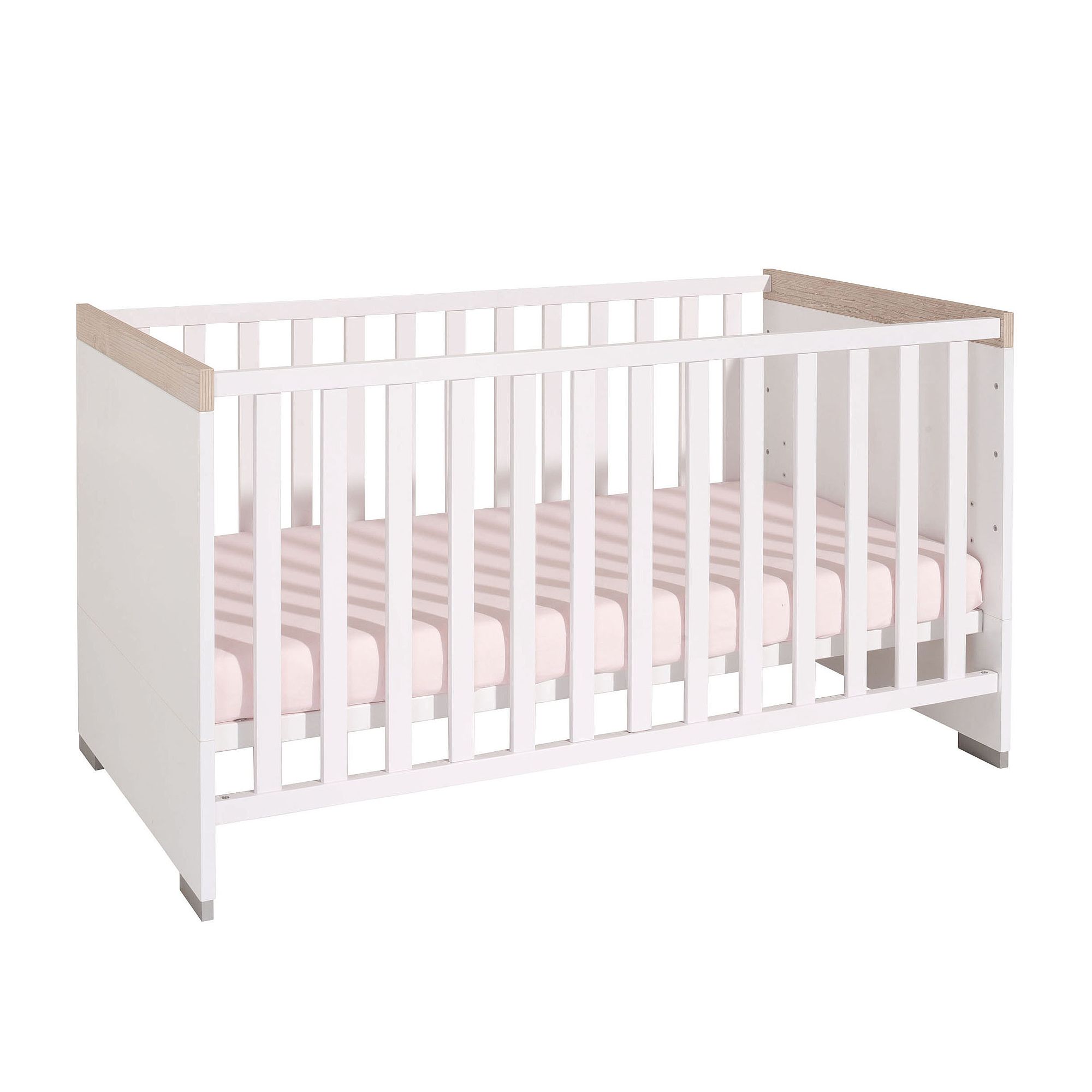 Weißes Babybett mit hölzernen Akzenten und einer rosa gestreiften Matratze im Inneren.