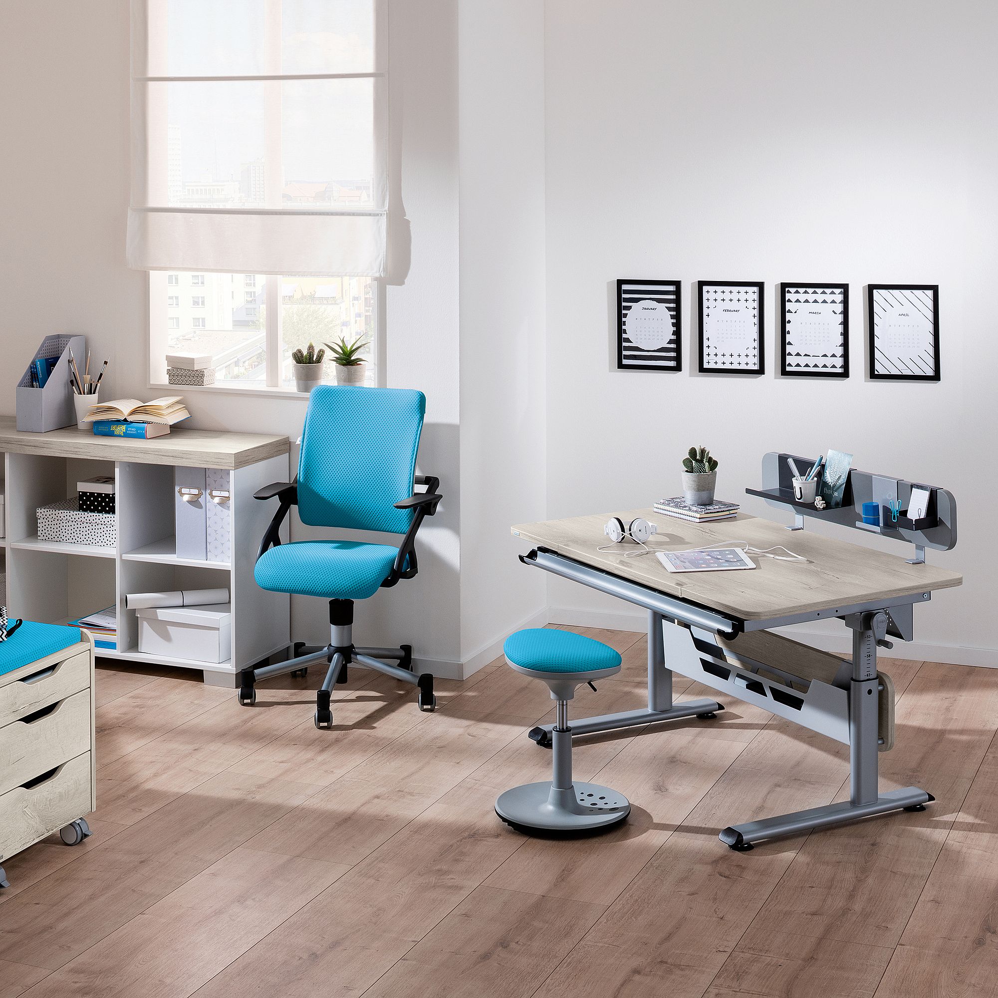 Modernes Büro mit blauem Stuhl, Schreibtisch, Hocker, Regalen und Wanddekoration.