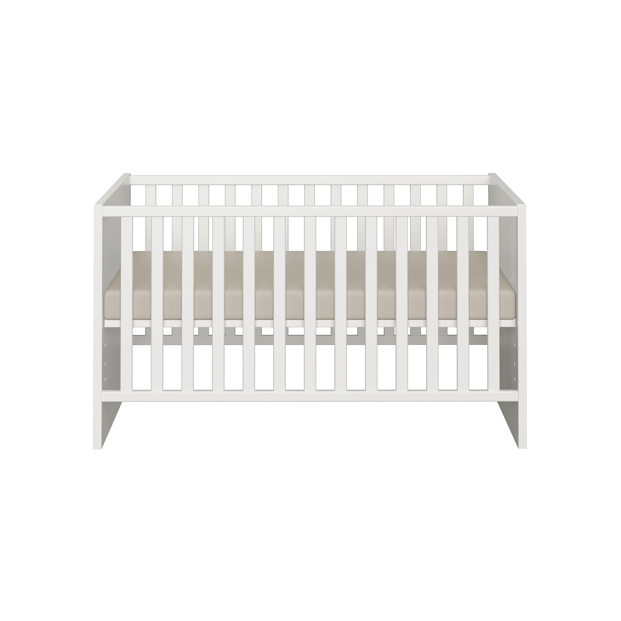 Weißes Babybett mit vertikalen Latten und einer hellbeigen Matratze, Vorderansicht.