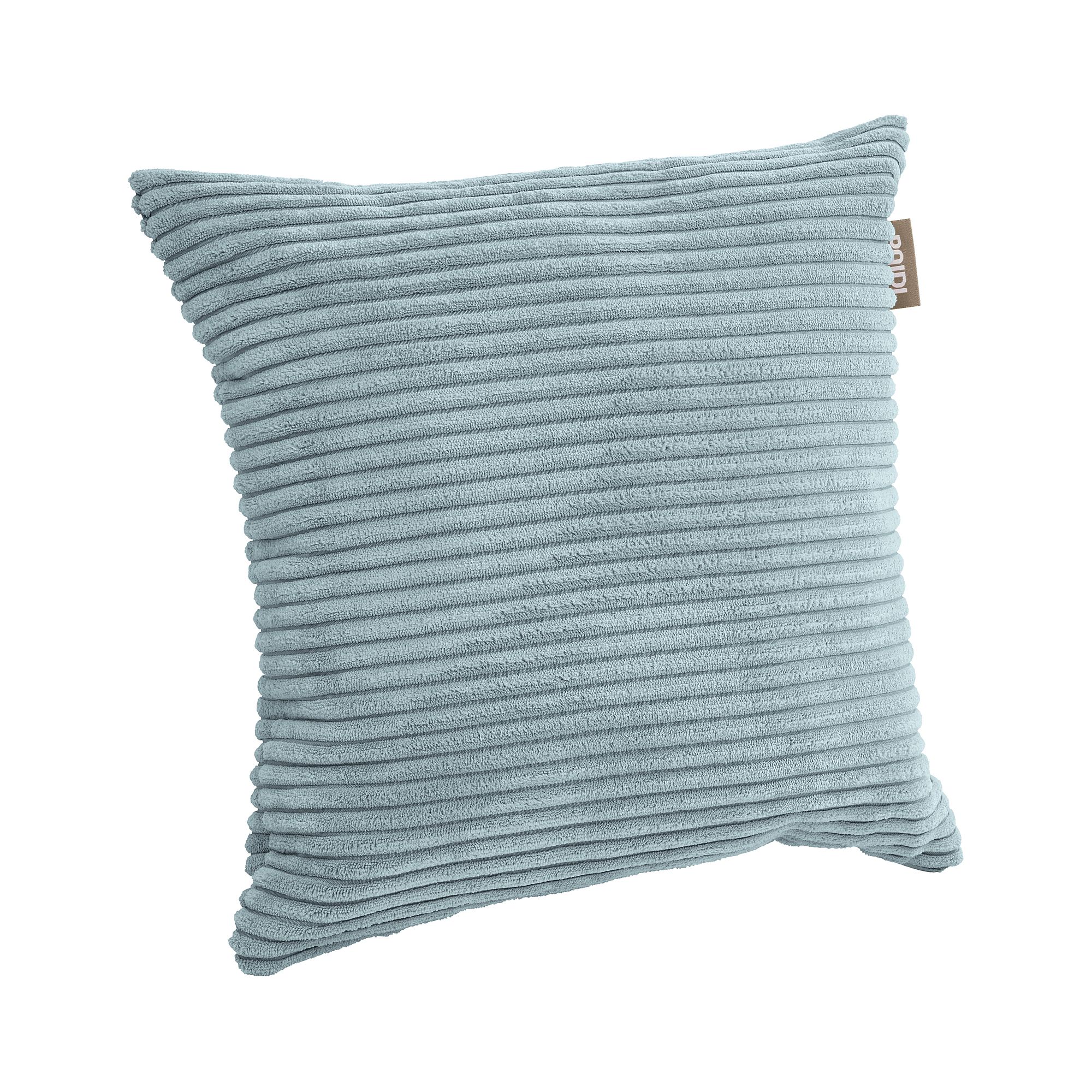 Hellblaues Kord-Kissen mit horizontalen Rillen auf weißem Hintergrund.