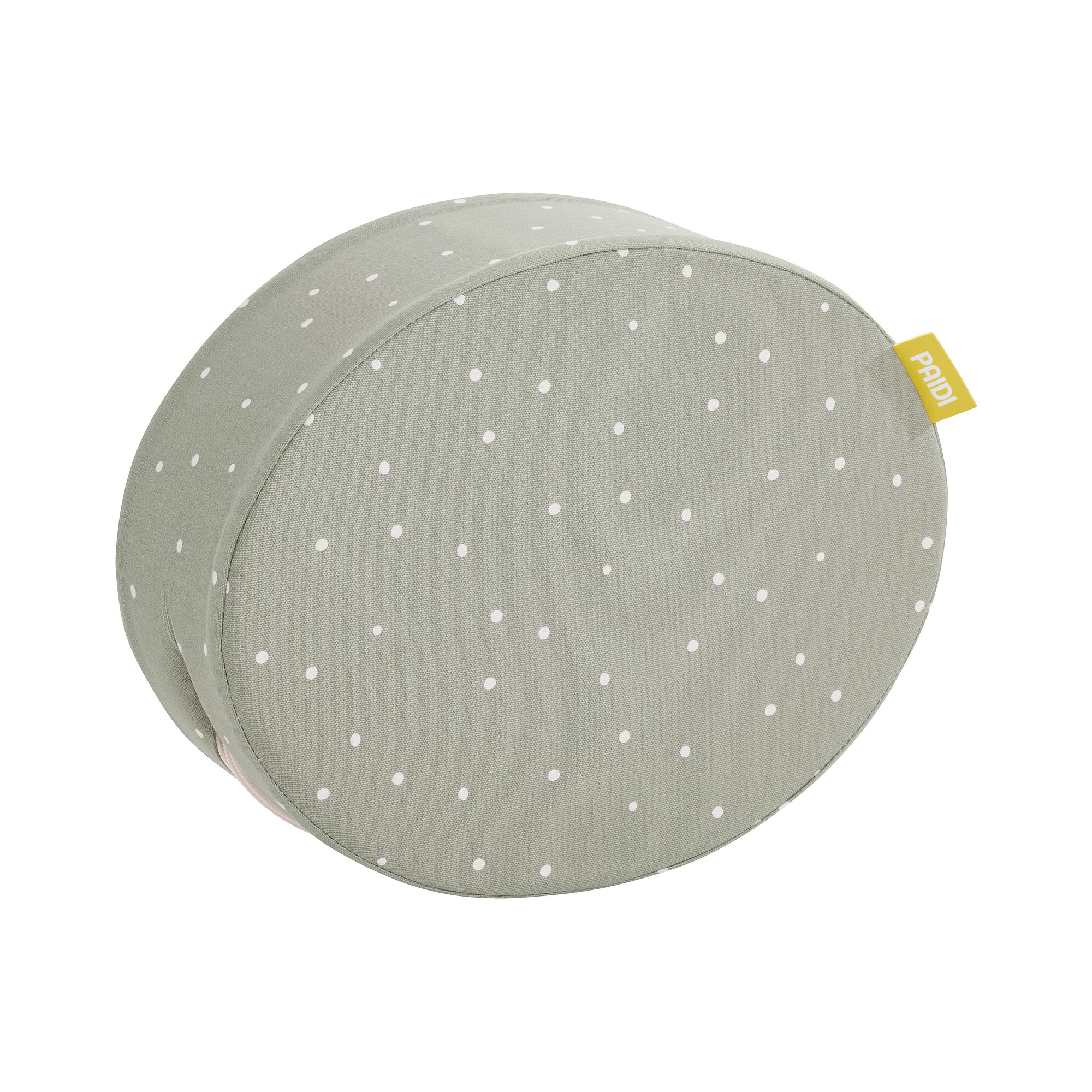 Rundes, hellgrünes Kissen mit weißen Tupfen und gelbem Stoffanhänger.