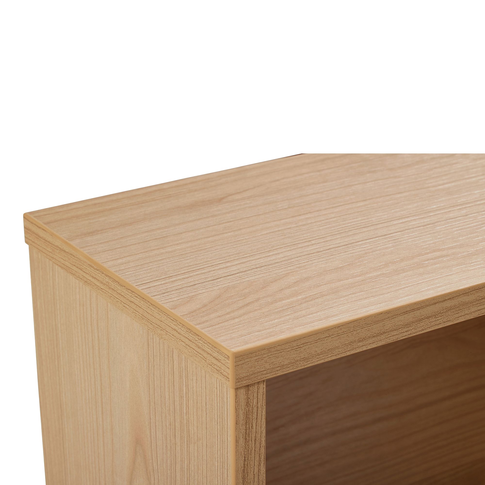 Nahaufnahme der Ecke eines Schranks oder Regals aus hellem Holz.