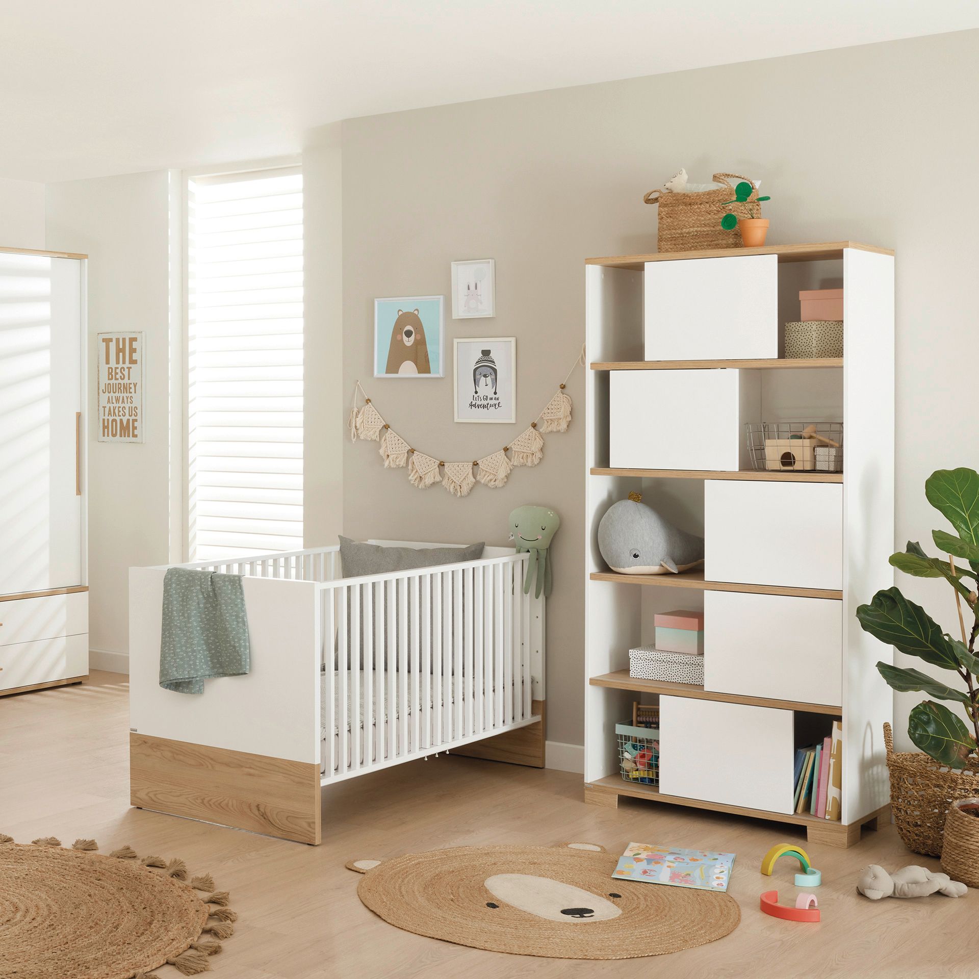 Standregal Yolanda mit 10 Fächern und 5 Schiebetüren Modernes Kinderzimmer mit einem Kinderbett, einem Regal, Wandkunst und Kuscheltieren in neutralen Tönen.