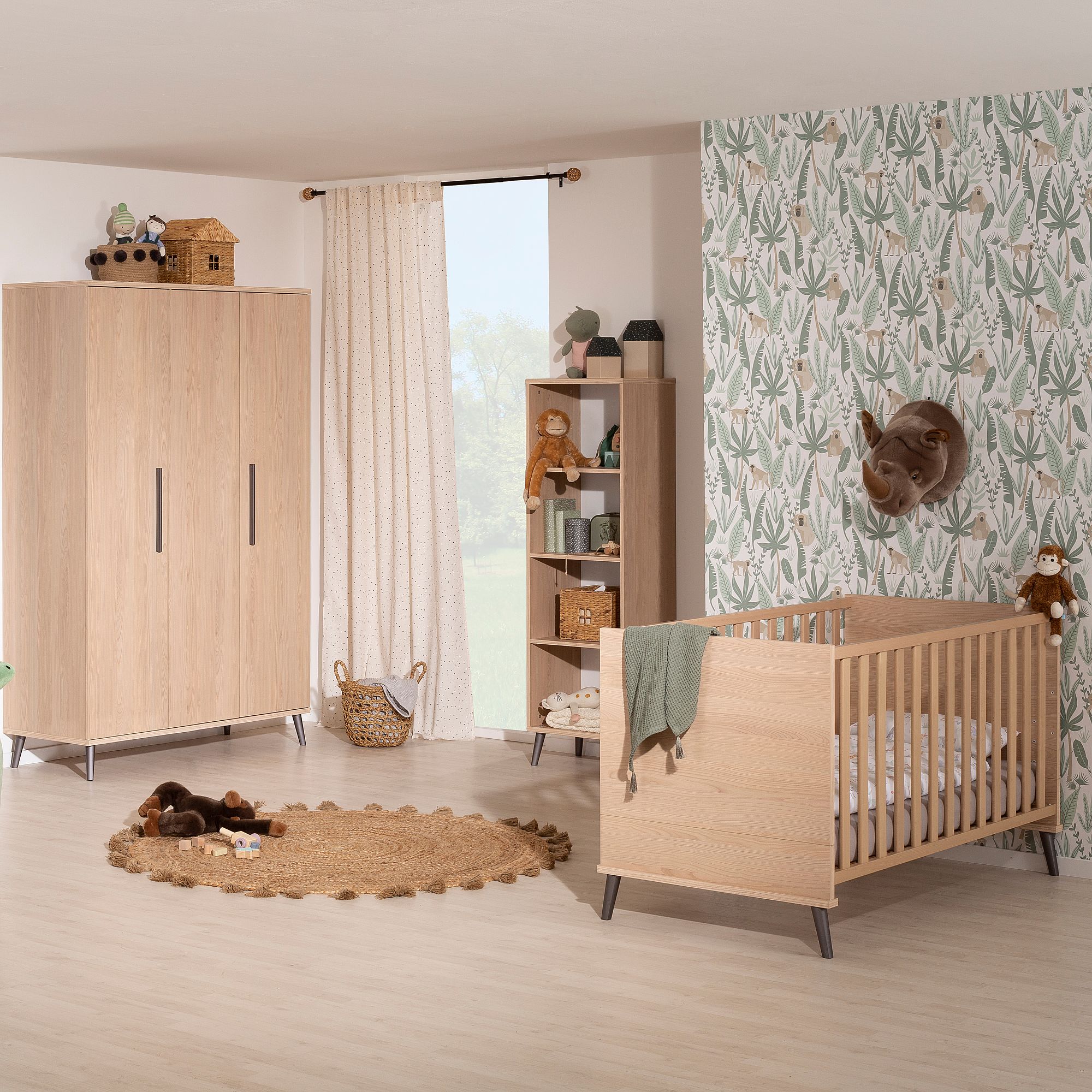 Ein gemütliches Babyzimmer mit Holzmöbeln und Tierdekoration.