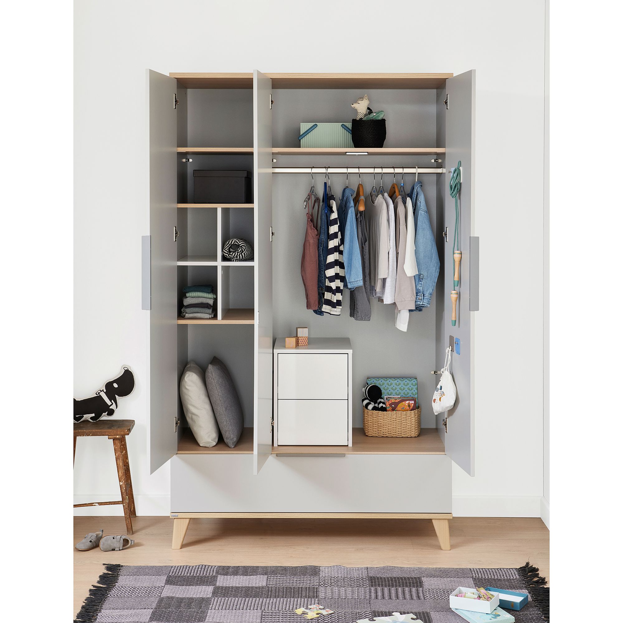 Drehtürenschrank Fiene mit 3 Türen und 1 Schublade Offener Kleiderschrank mit hängenden Kleidungsstücken, Regalen, Schubladen und Aufbewahrungskörben im Inneren.