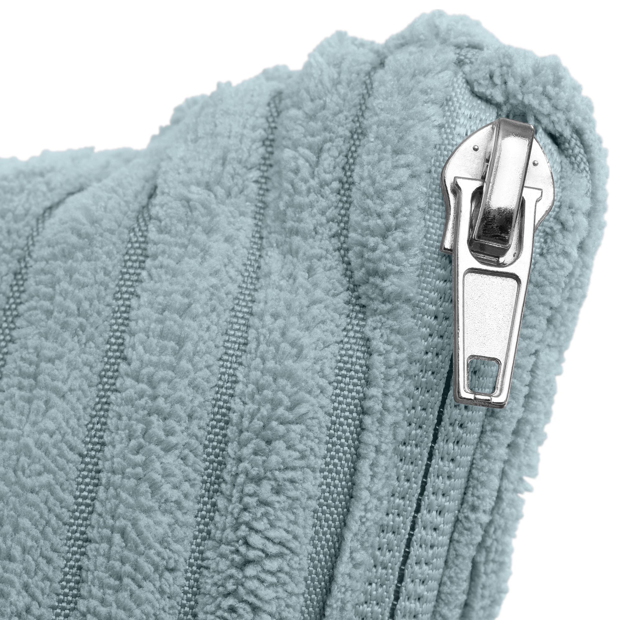 Nahaufnahme eines silbernen Reißverschlusses auf einem weichen, strukturierten, hellblauen Stoff.