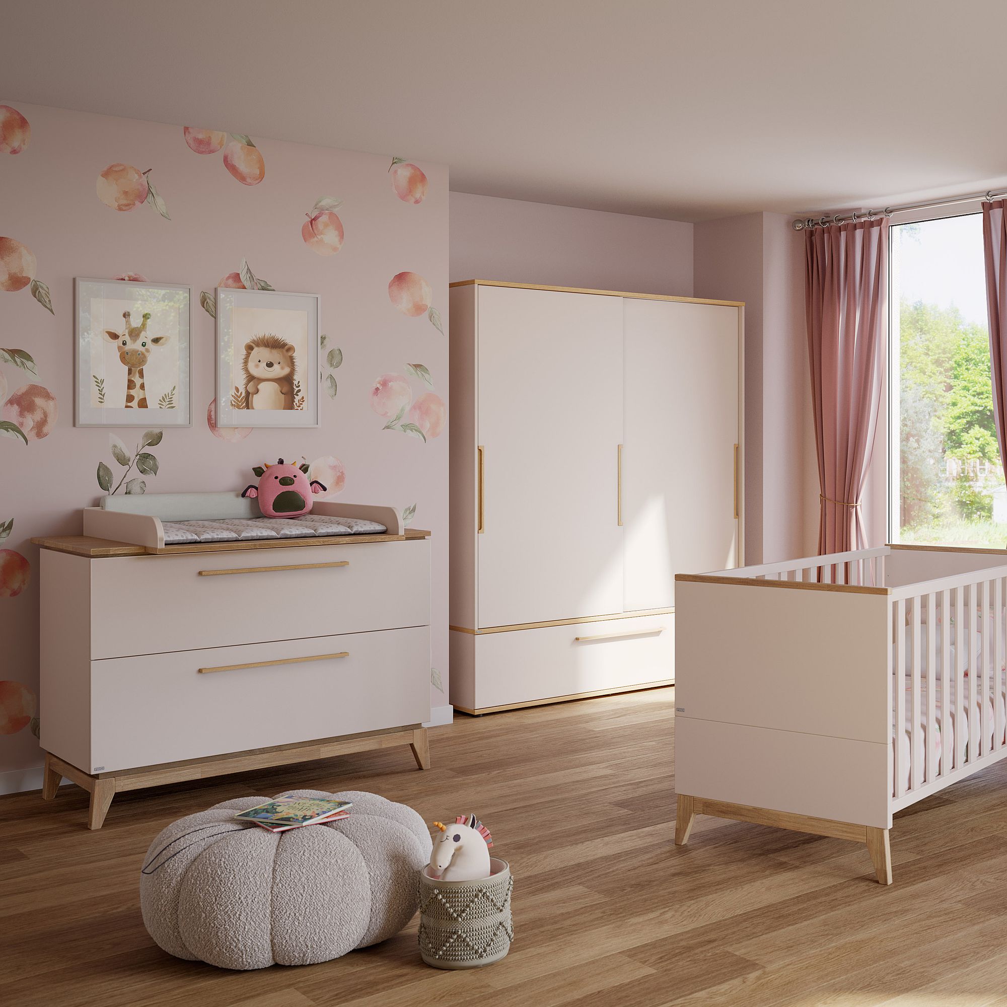 Pastellfarbenes Kinderzimmer mit Tiermotiven, weißen Möbeln und Blumentapeten und -vorhängen.